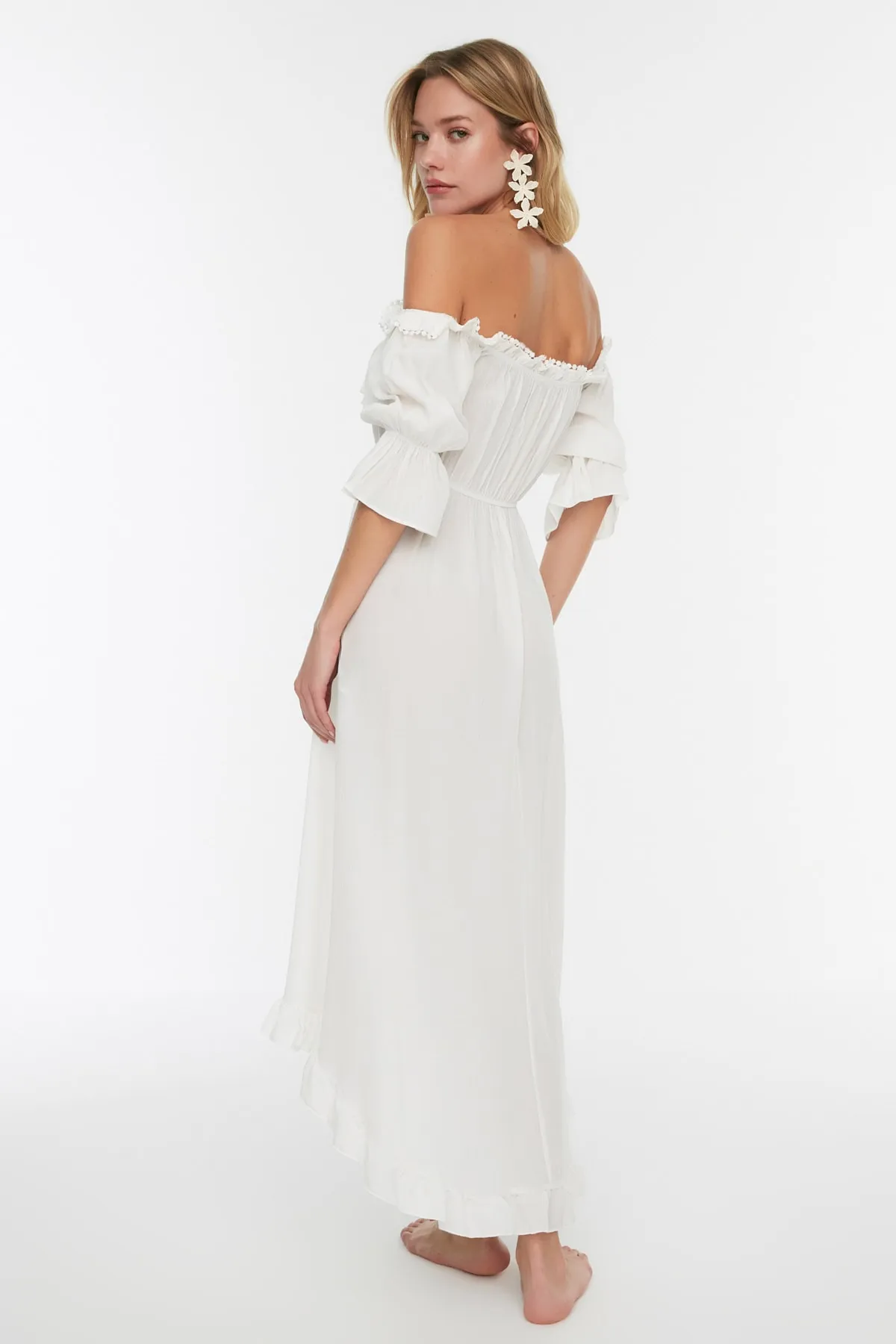 Trendyol Collection  Ecrufarbenes Strandkleid mit Carmenkragen TBESS19BB0101