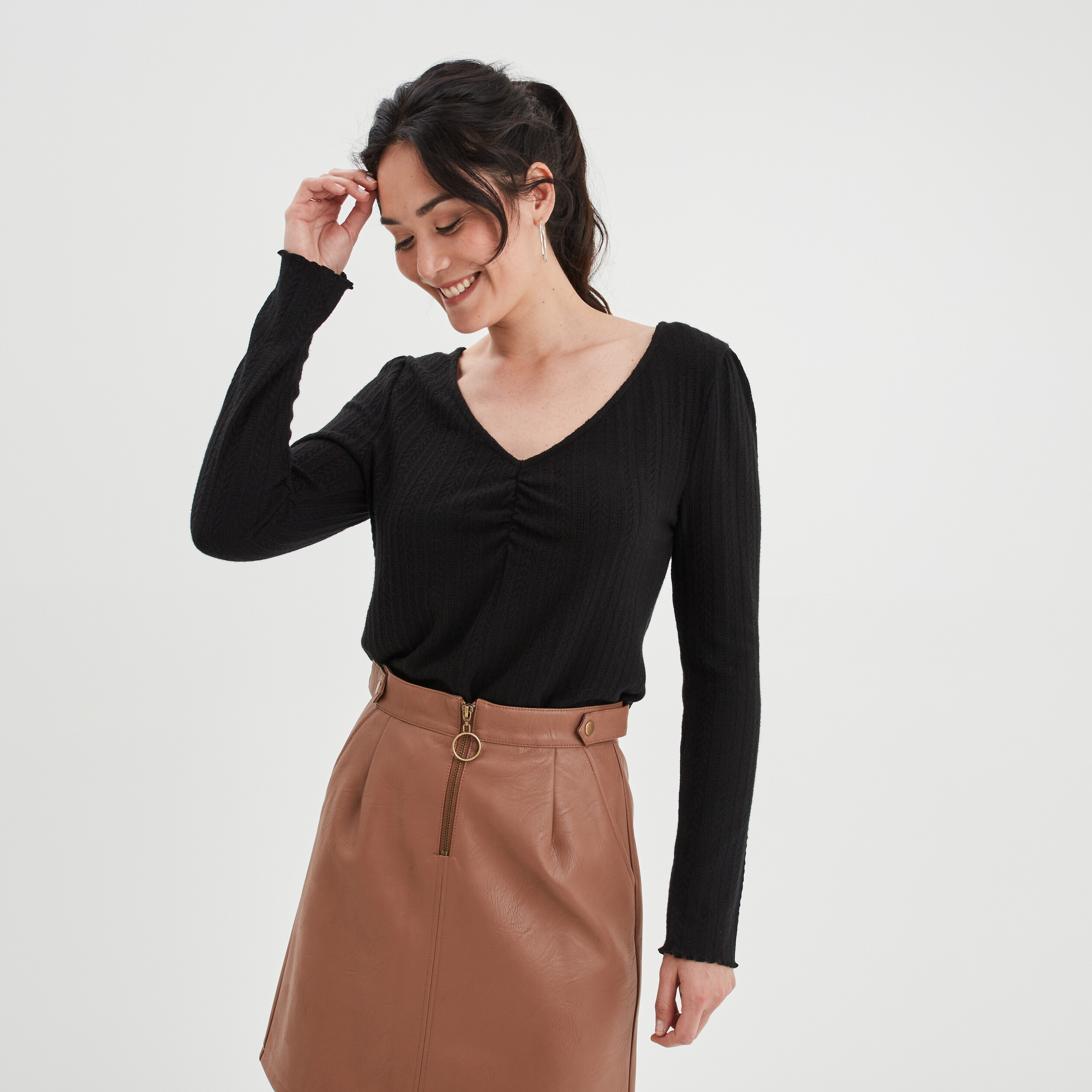 T-shirt ajusté froncé col en V noir femme | La Halle