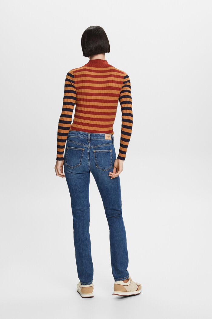 Schmal geschnittene Jeans mit mittelhohem Bund