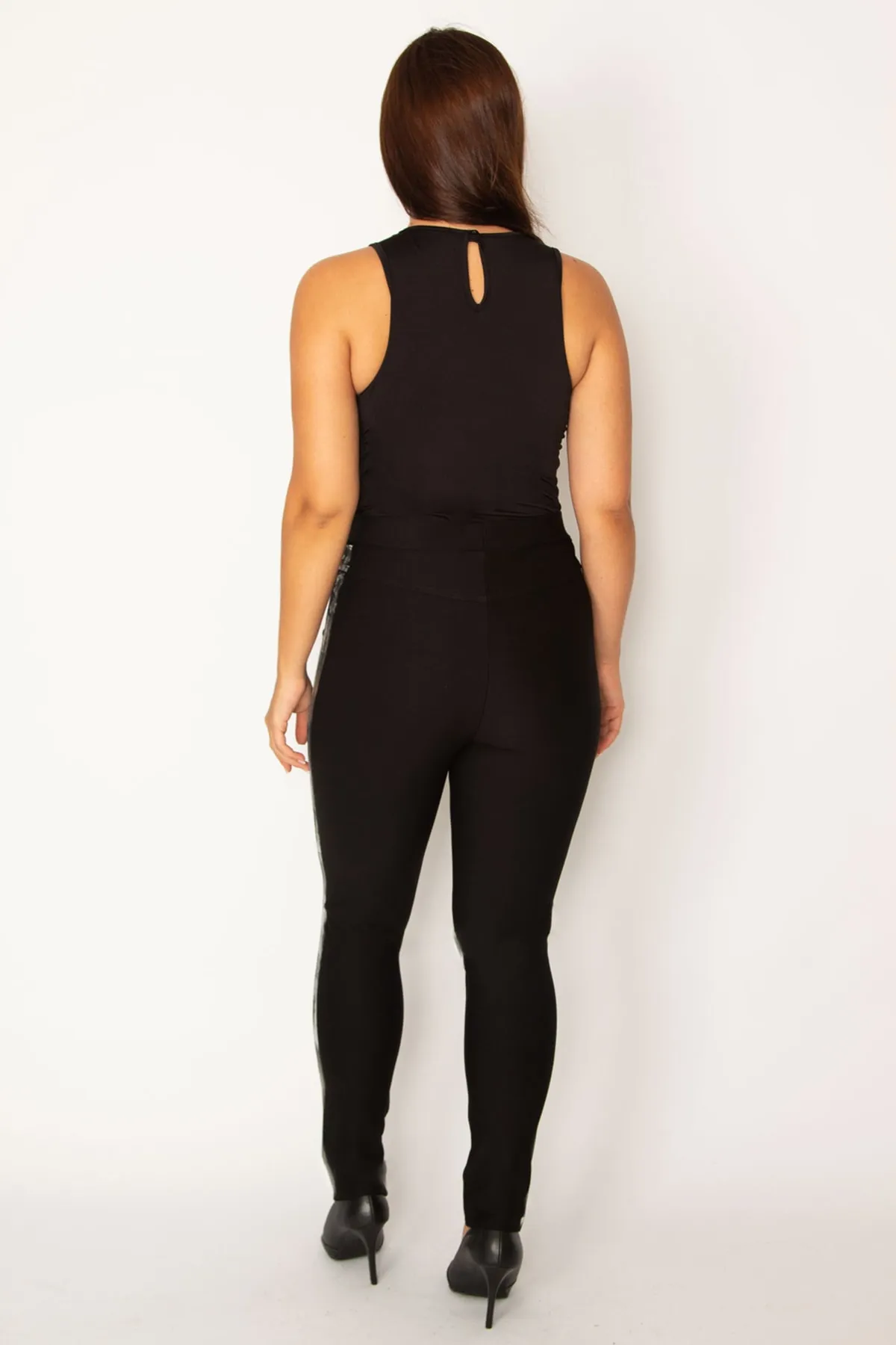 Şans  Schwarze Damen-Hose mit dekorativer Tasche und Lackdruck an den Seiten, elastische Taille aus Tauchstoff und Lycra, 65N27814