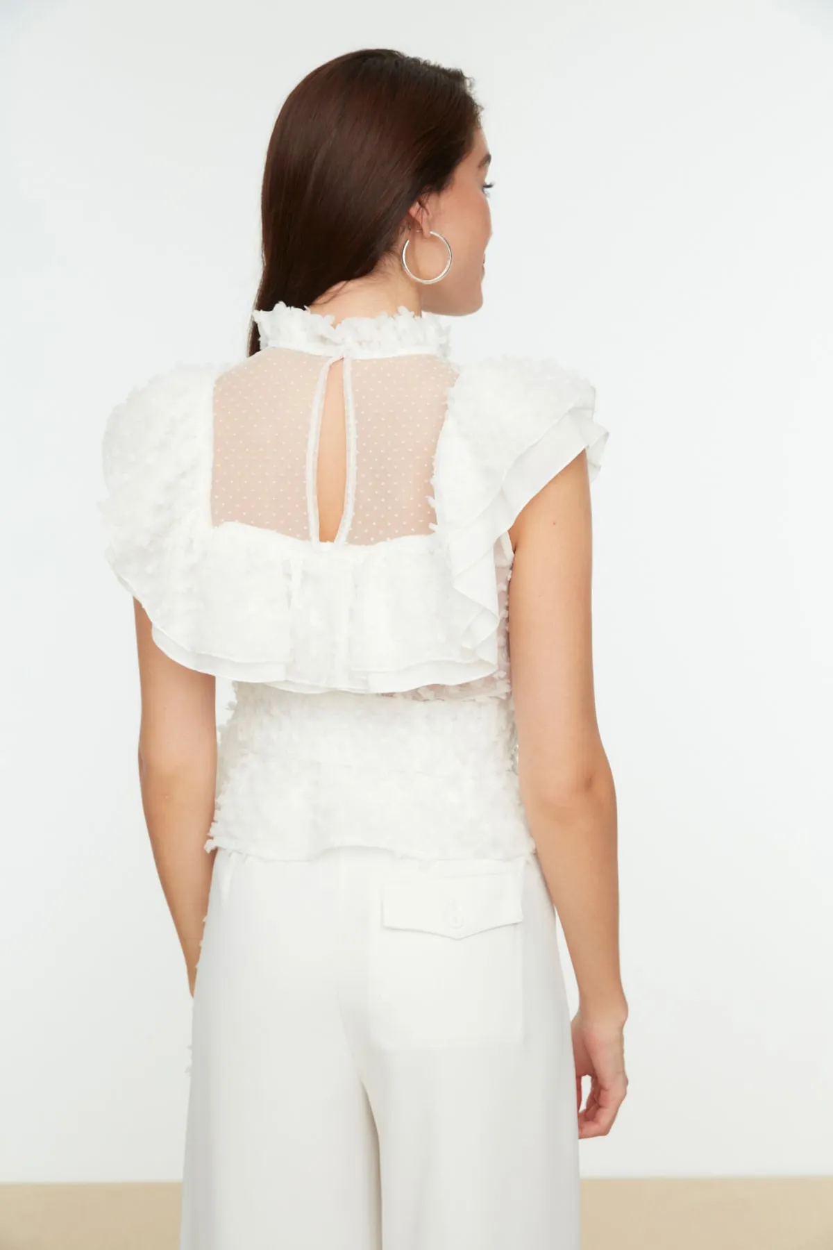 Trendyol Collection  Ecrufarbene Volantbluse mit Krawatte und detailliertem Volant TPRSS20BZ0774