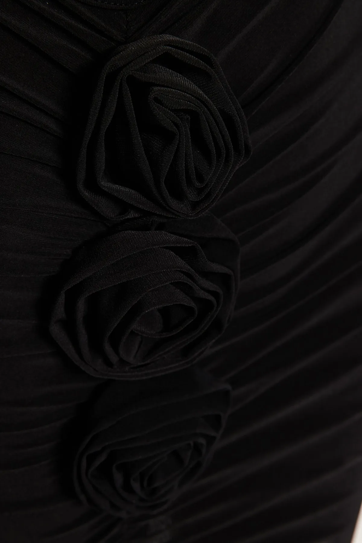 Trendyol Collection  Schwarzes, tailliertes, gestricktes Abendkleid mit Fensterausschnitt und Ausschnitten TPRSS23EL00399