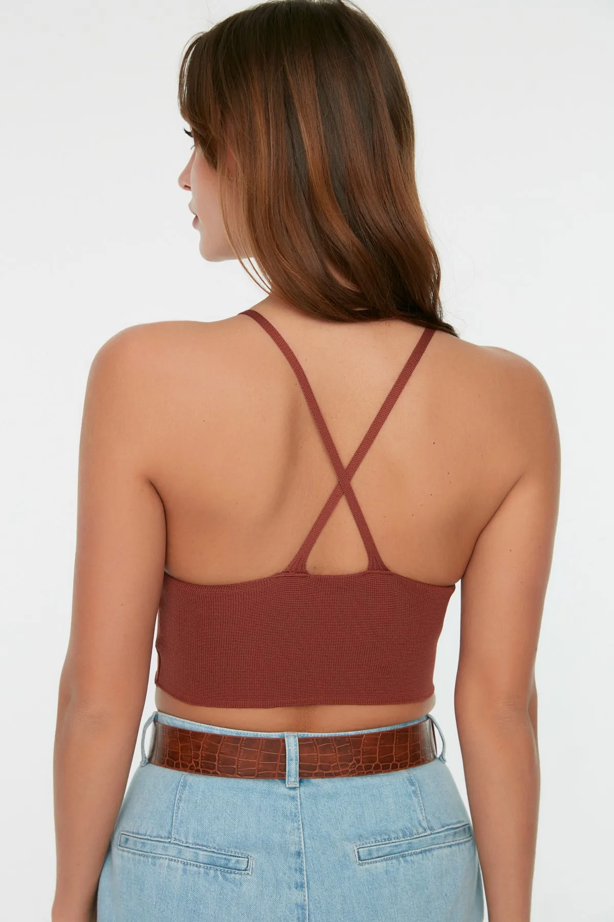 Trendyol Collection  Superkurze Strickbluse in Braun - Rückendetail, TWOSS22BZ0760