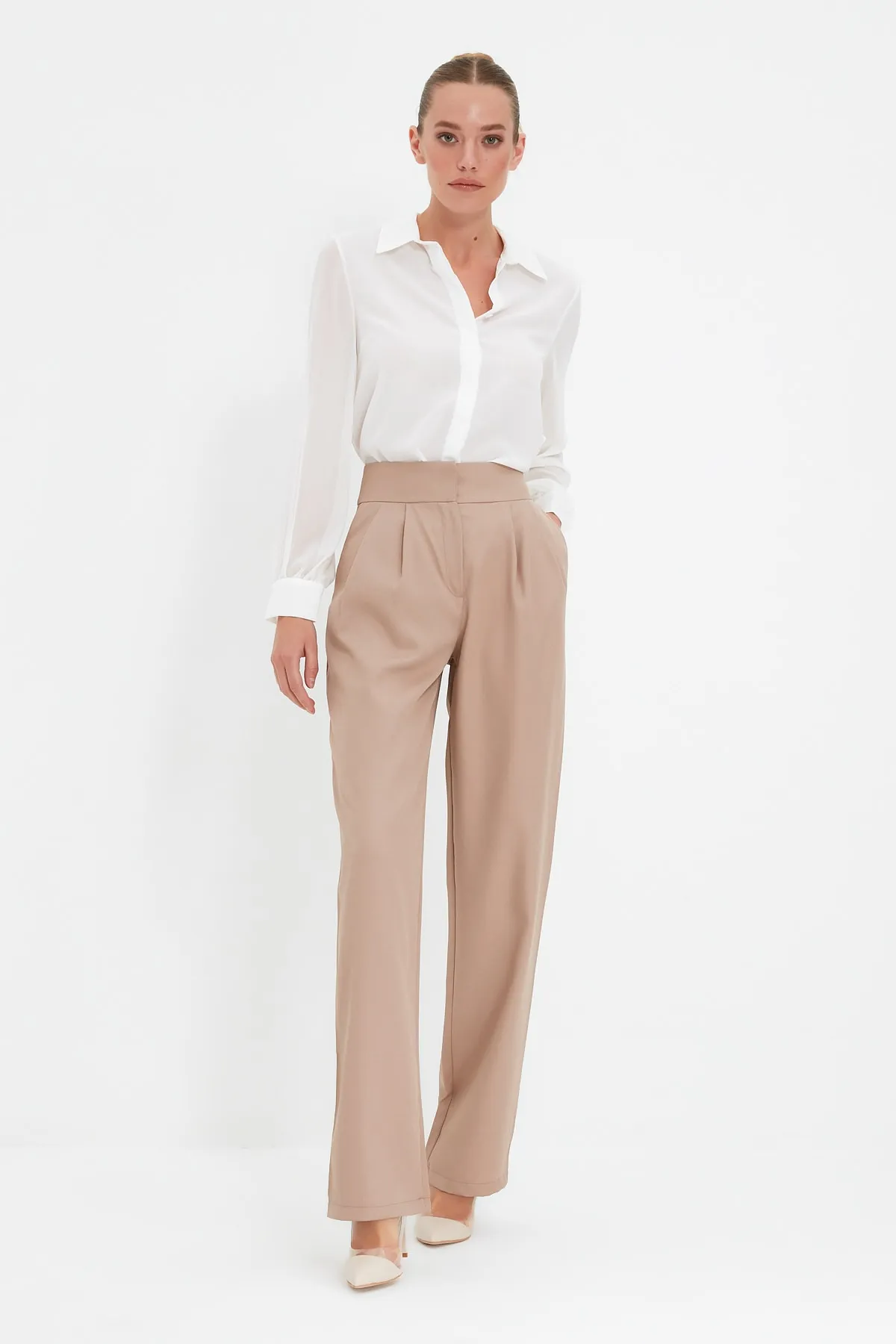 Trendyol Collection  Nerzfarbene, plissierte Webhose mit weitem Bein TWOSS19WX0017