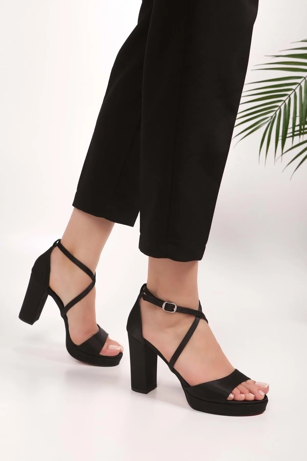 Shoeberry  Damen-Schuhe „Dia“ aus schwarzem Satin mit Plateauabsatz