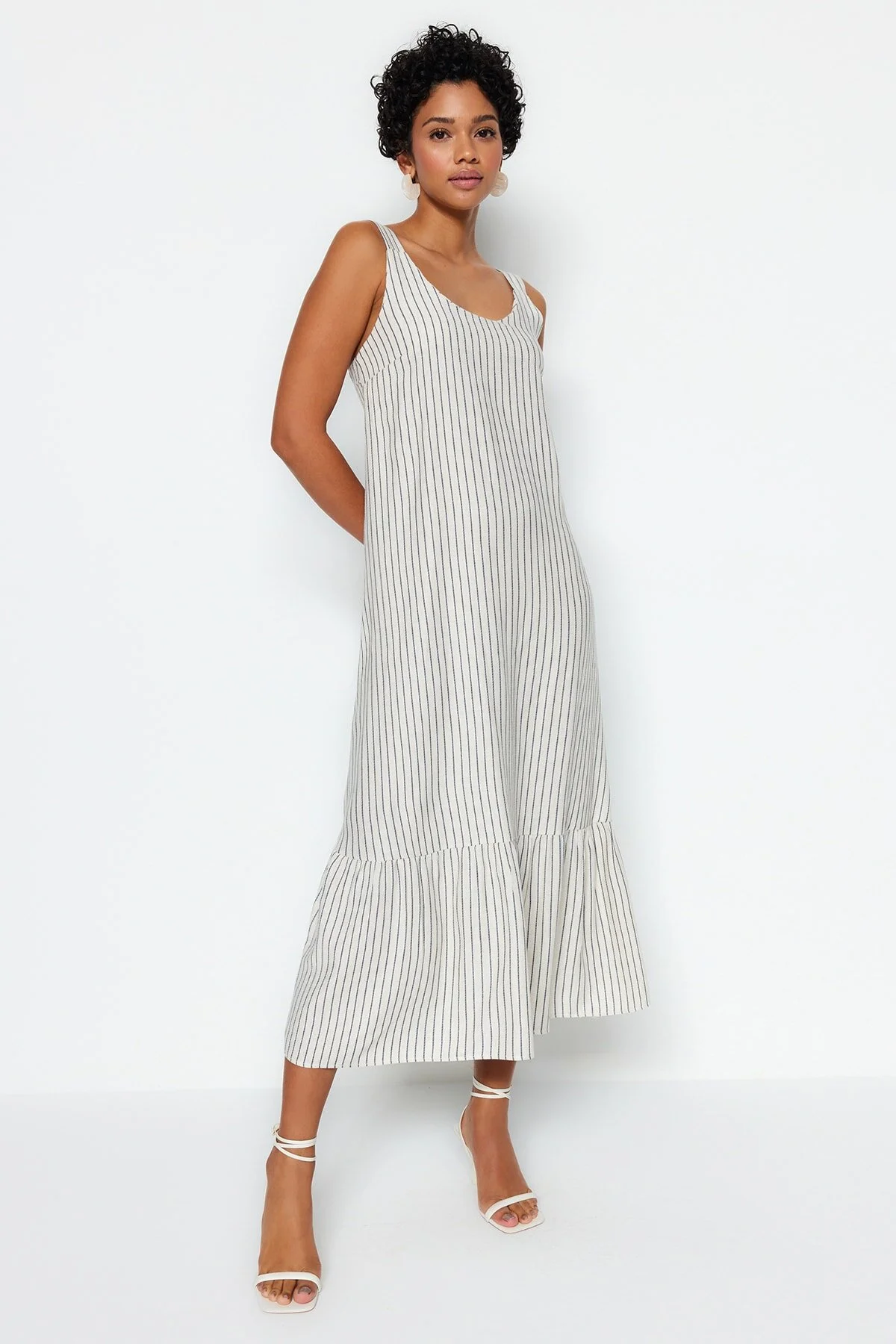 Trendyol Collection  Ecru gestreiftes, bequem geschnittenes Webkleid TWOSS23EL02346