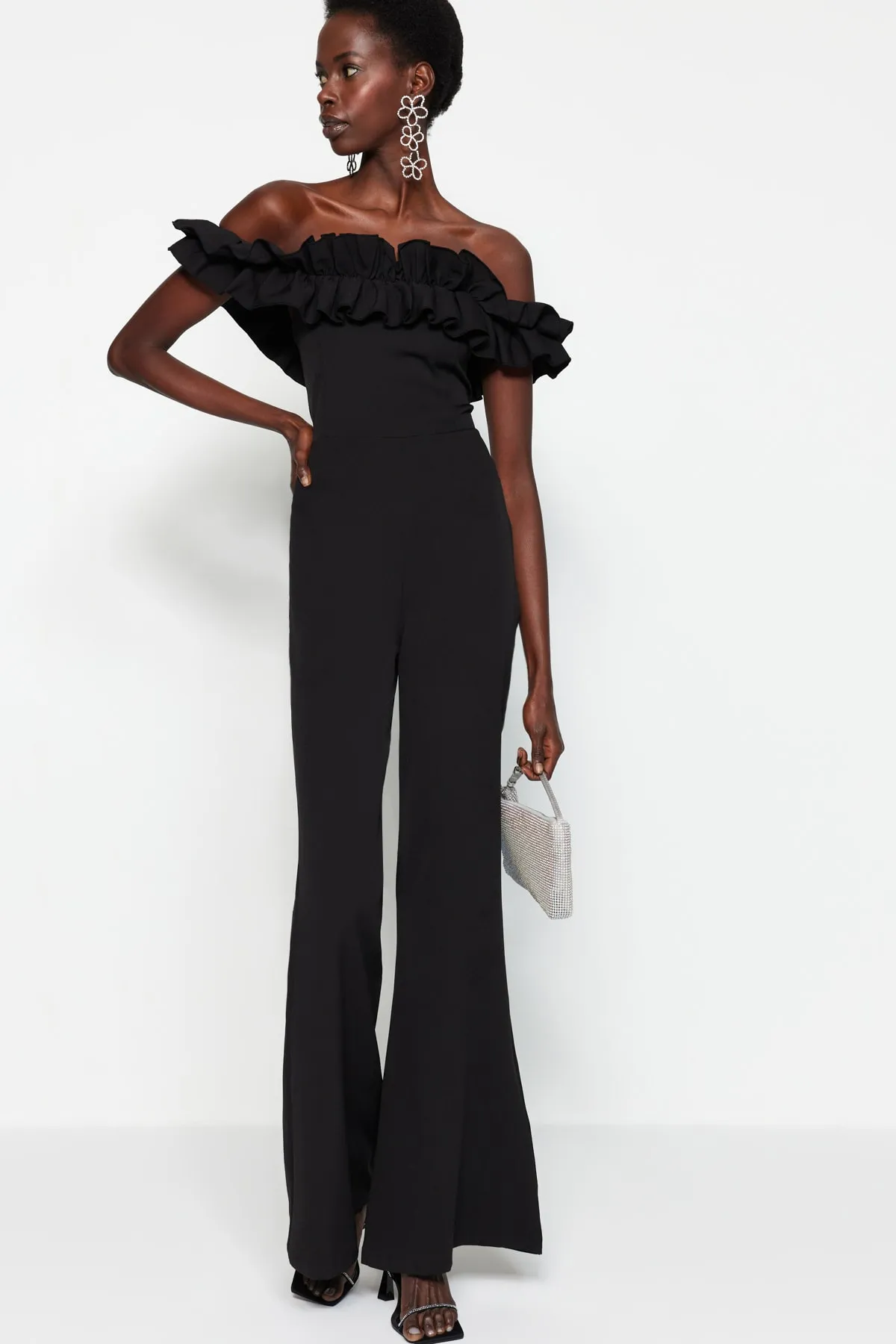 Trendyol Collection  Schwarzer gewebter Jumpsuit mit Rüschenkragen TPRSS23TU00013