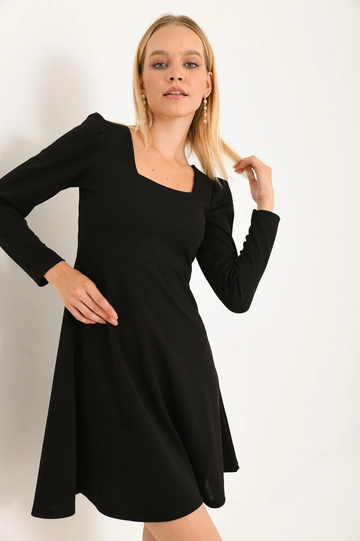 VOLT CLOTHİNG  Damen-Minikleid mit quadratischem Ausschnitt und langen Ärmeln