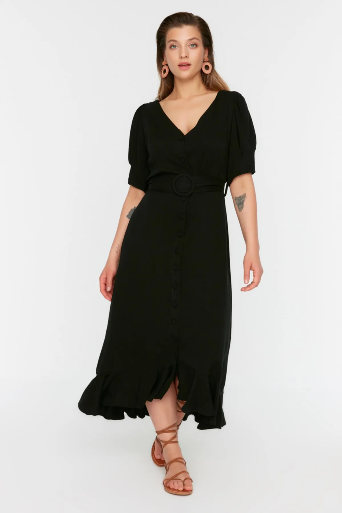 Trendyol Curve  Schwarzes gewebtes Kleid mit Gürtel TBBSS22EL3021