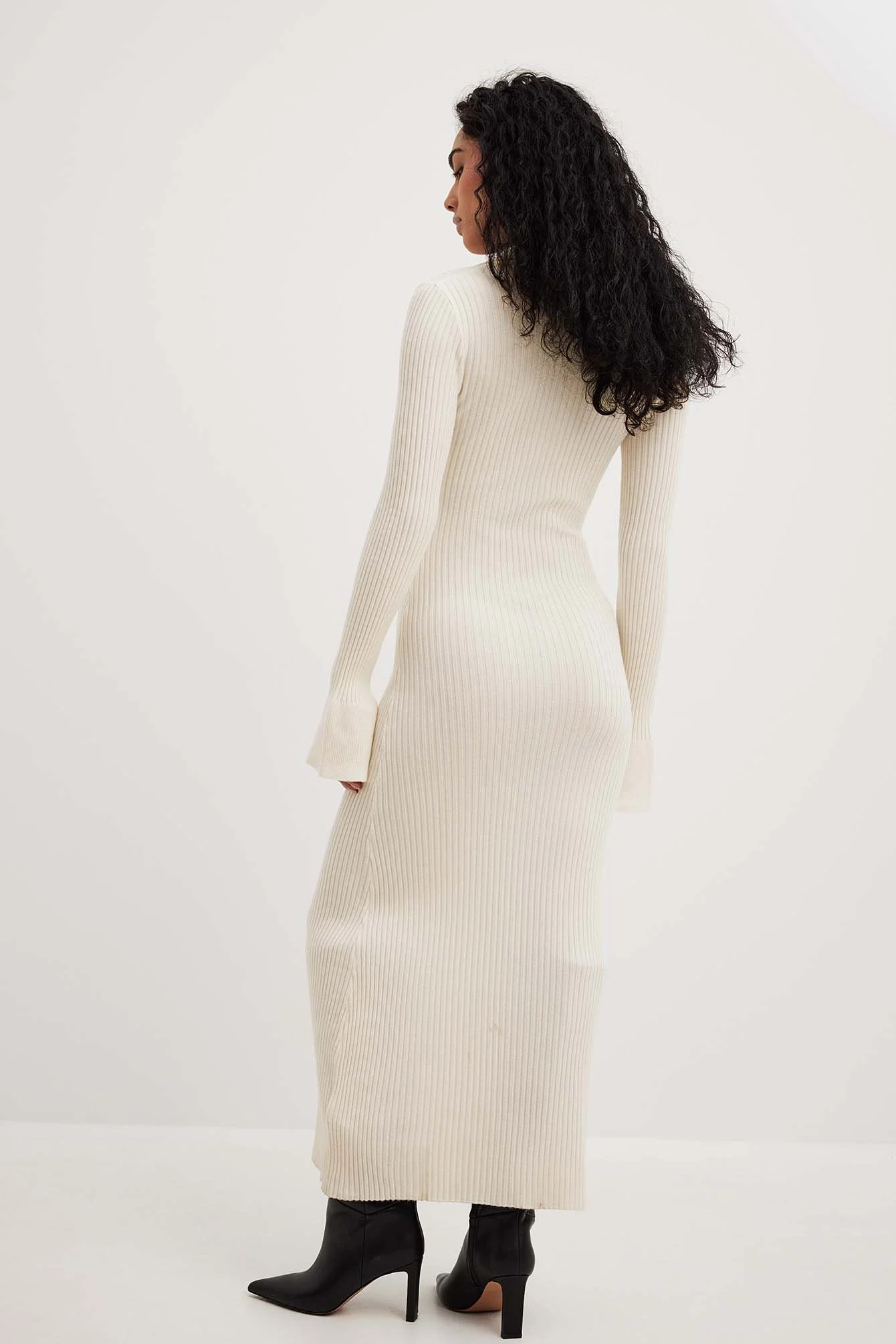 Rippenstrick-Kleid mit Trompetenärmeln