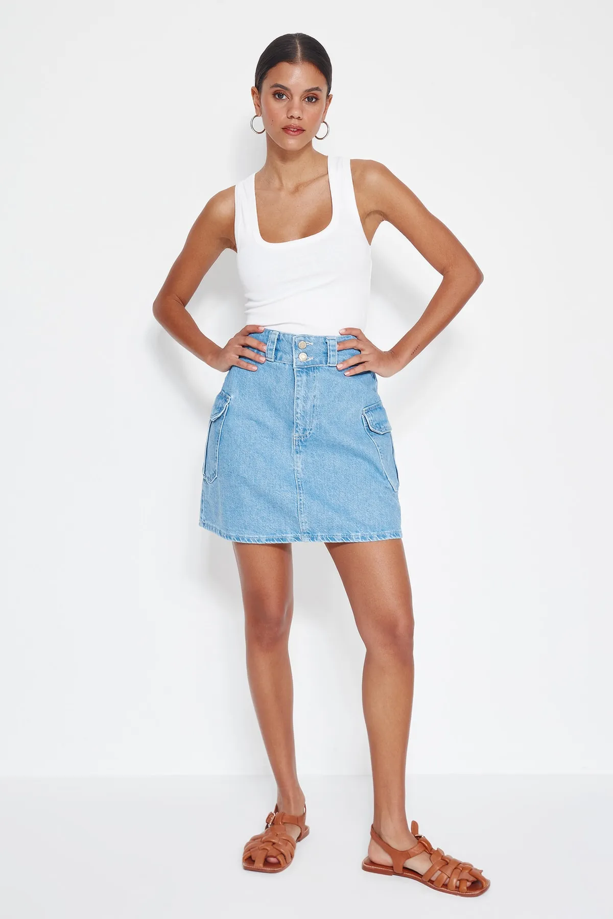 Trendyol Collection  Blauer Mini-Jeansrock mit Taschendetail TWOSS23ET00117