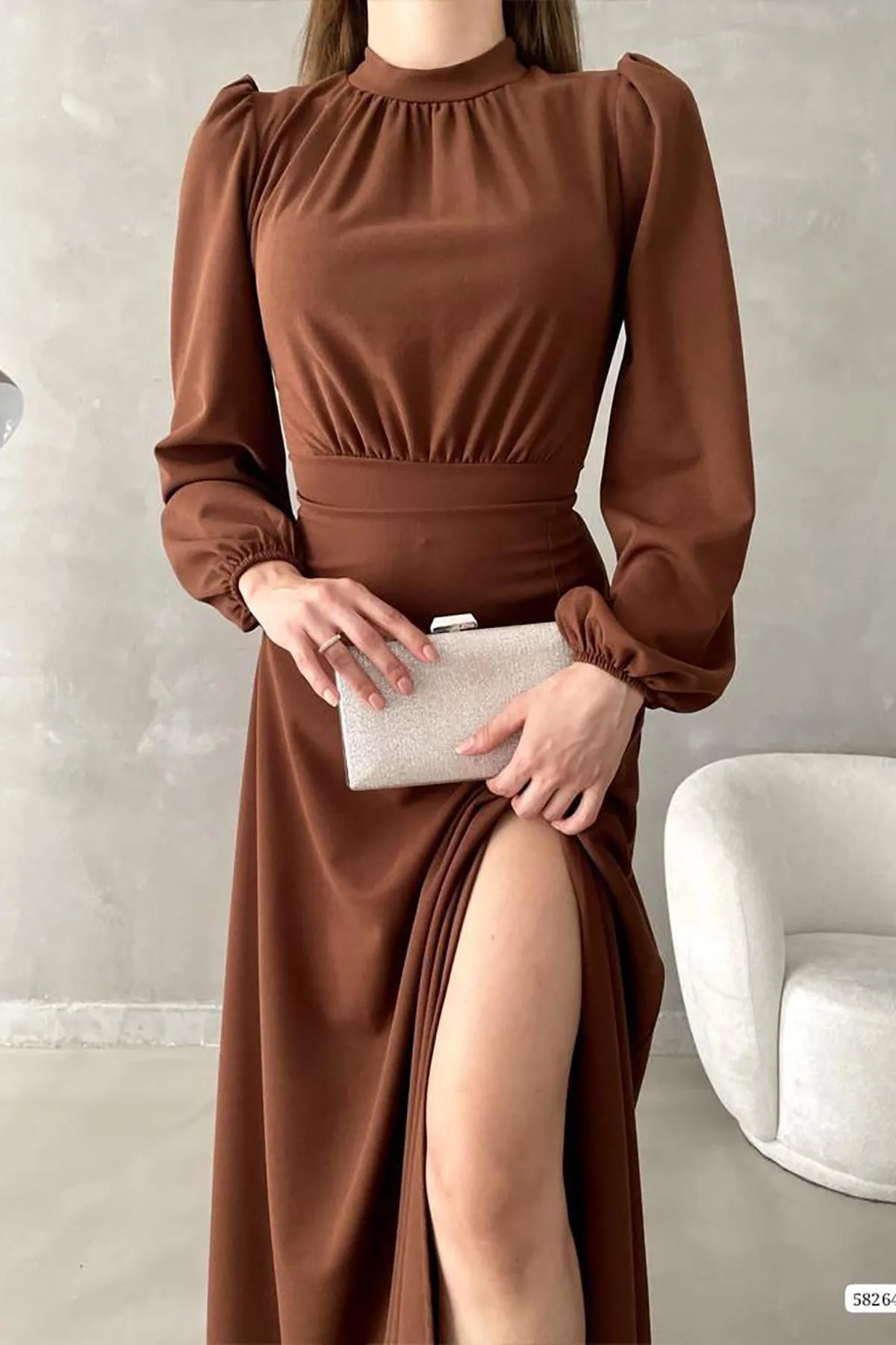 Deafox  Braunes, langärmliges, geschlitztes Maxikleid aus importiertem Kreppstoff