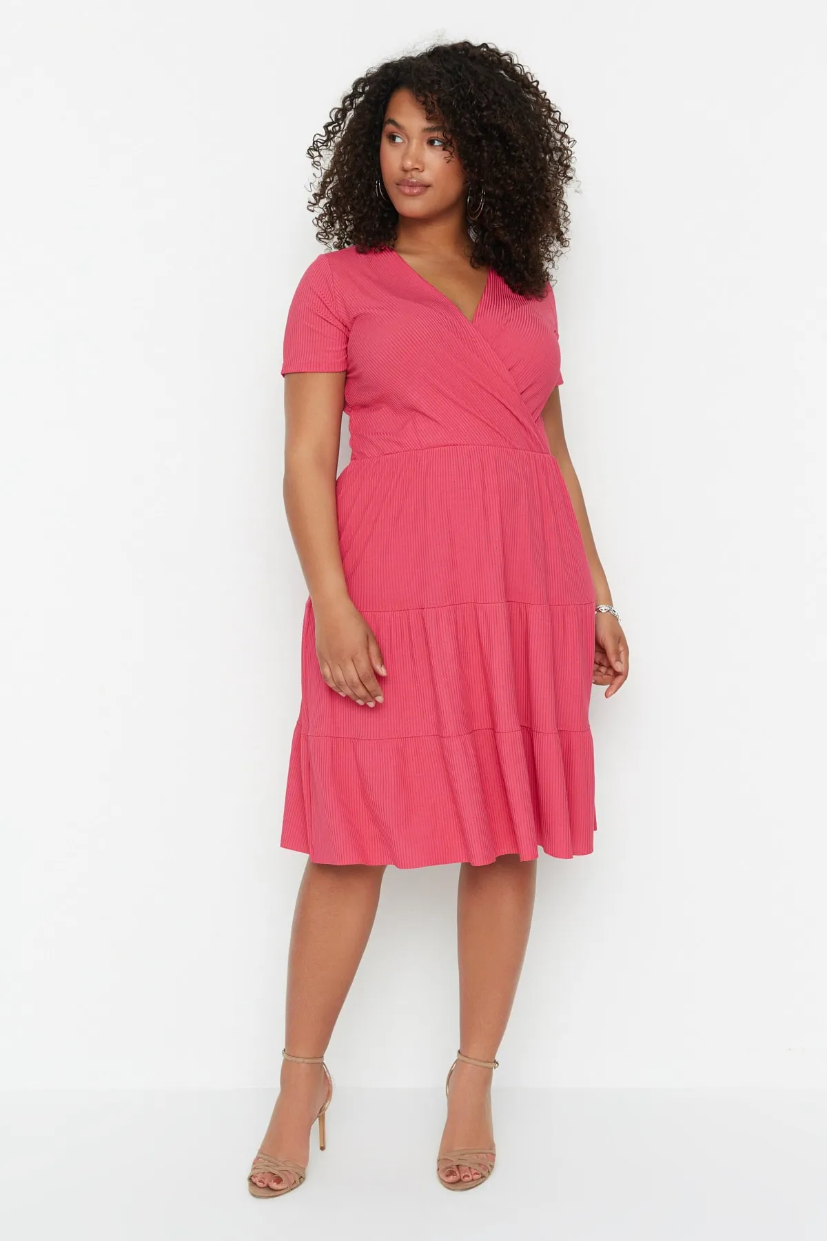 Trendyol Curve  Fuchsiafarbenes Strickkleid mit V-Ausschnitt und Blumenmuster TBBSS22EL1638