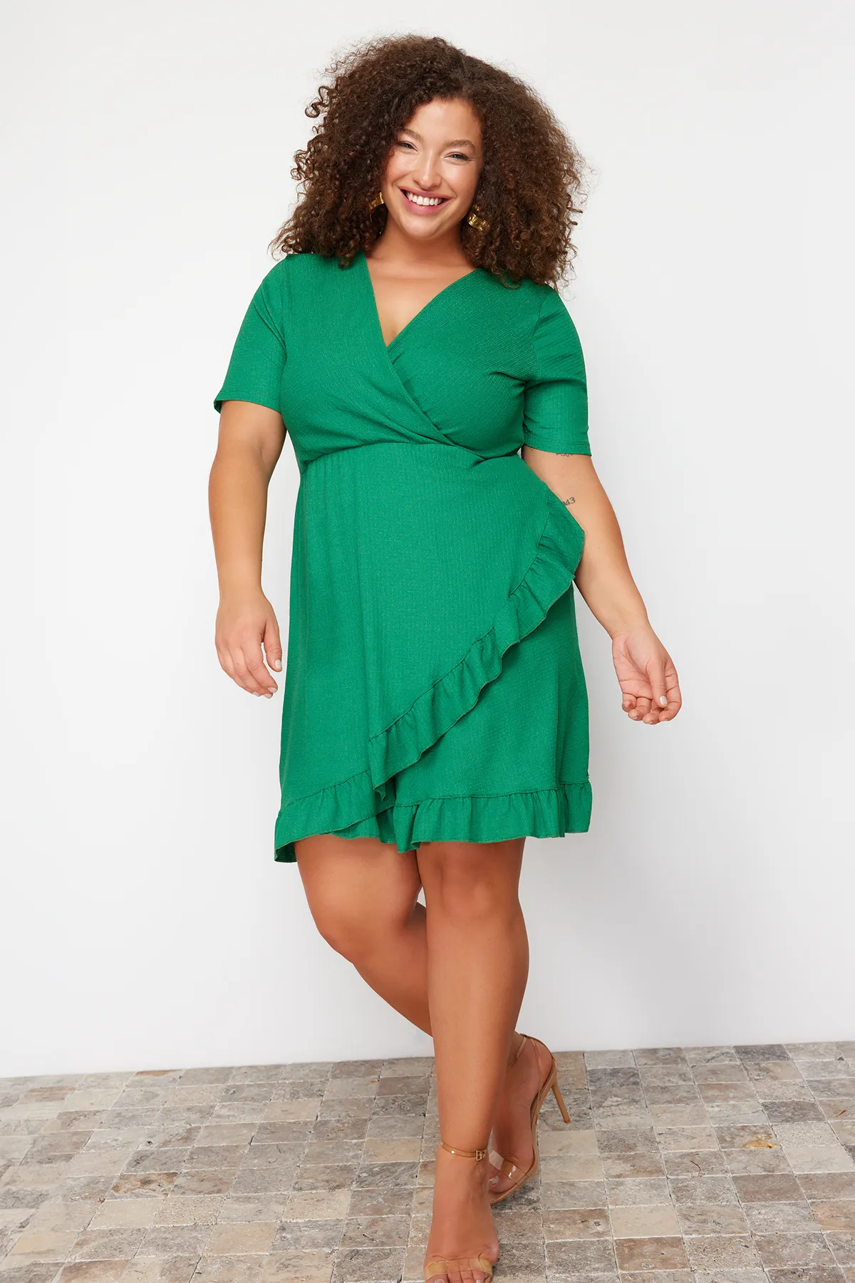 Trendyol Curve  Grünes, zweireihiges, gerüschtes Strickkleid. Zweireihiges, gerüschtes Mini-Strickkleid. TBSSS24AH00037