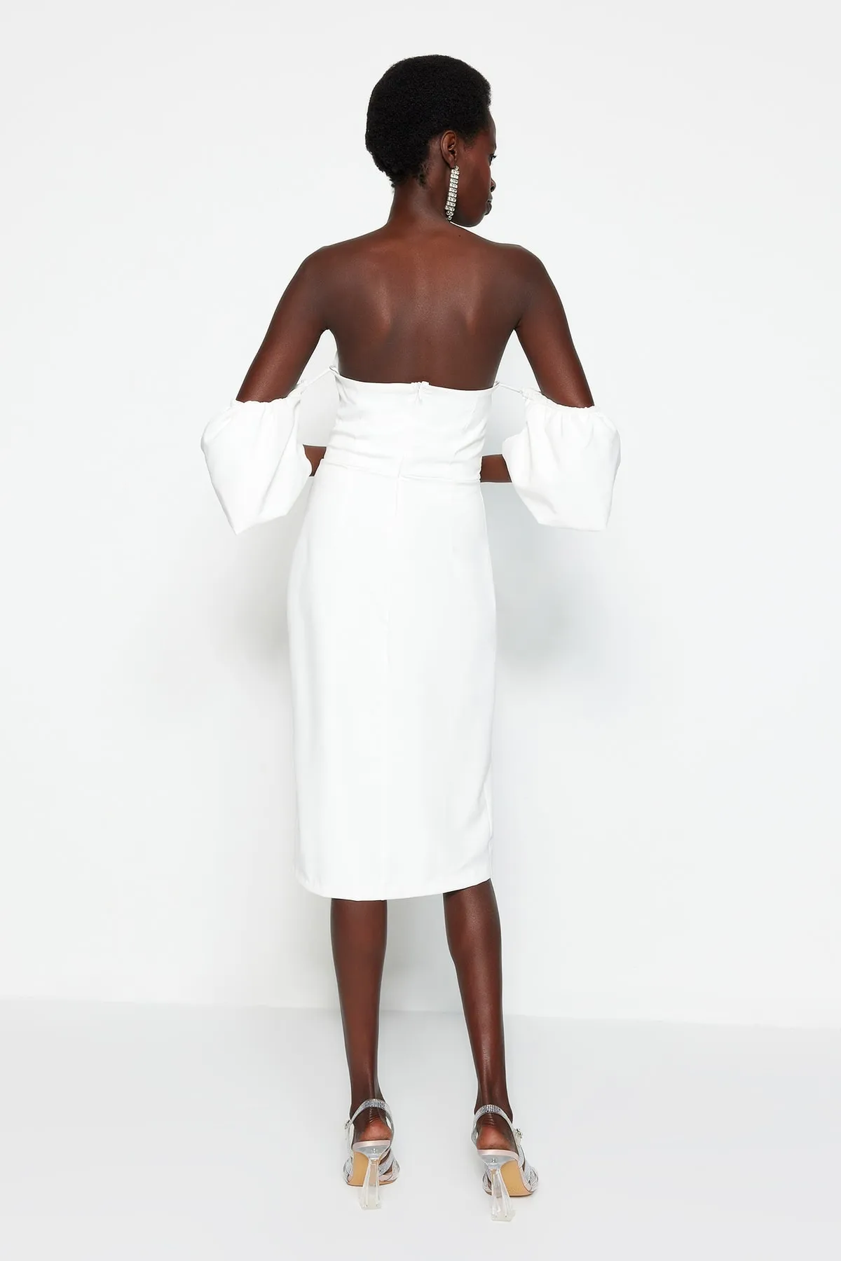 Trendyol Collection  Ecru, figurbetontes, gefüttertes Brautabendkleid mit gewebten Accessoires TPRSS23EL00090