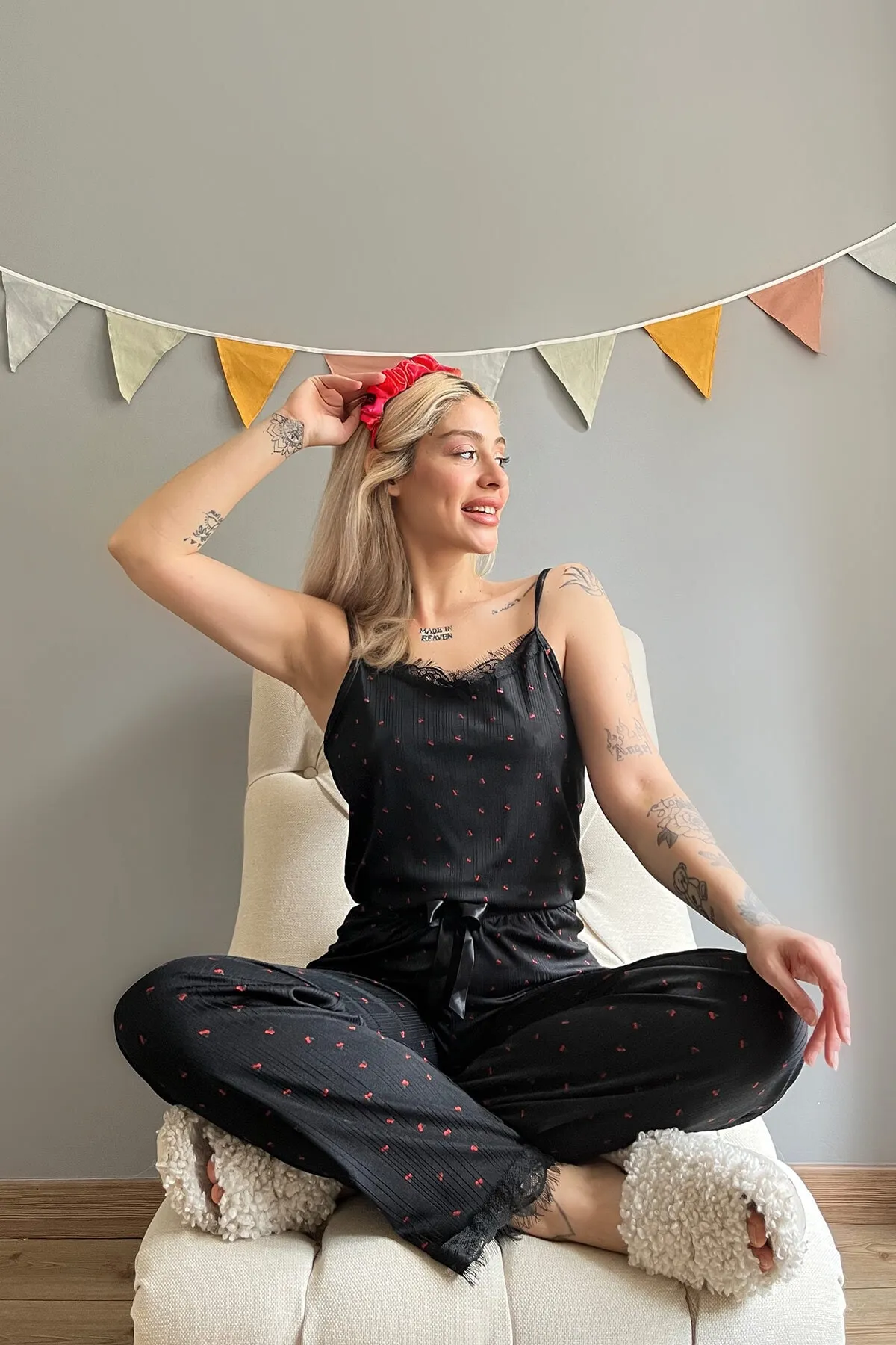Pijamaevi  Damen-Pyjama-Set aus Strick, schwarz, rot, mit Kirschmuster, Spitze und Riemen