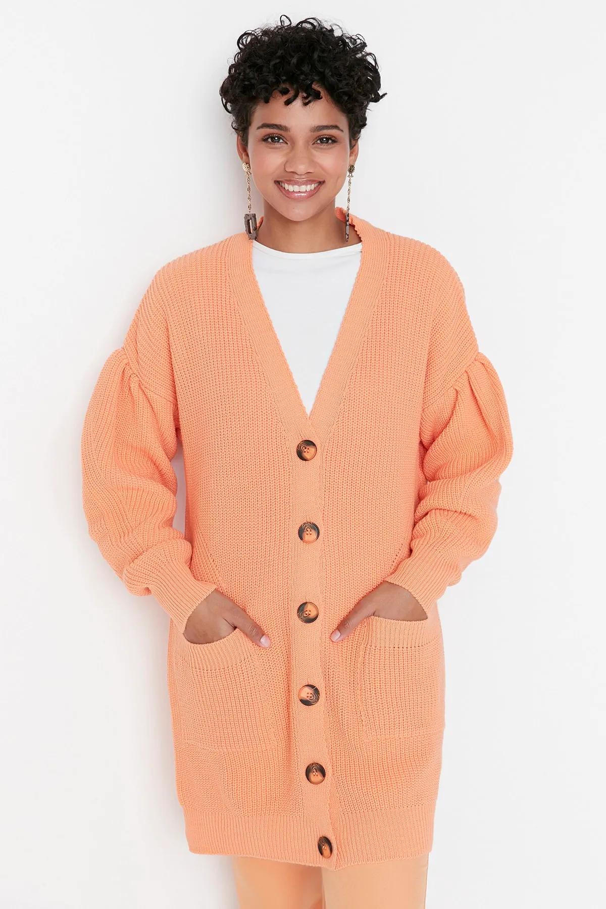 Trendyol Modest  Hellorangefarbener Thessaloniki-Strickpullover mit Knochenknöpfen und Taschendetails TCTAW23HI00026