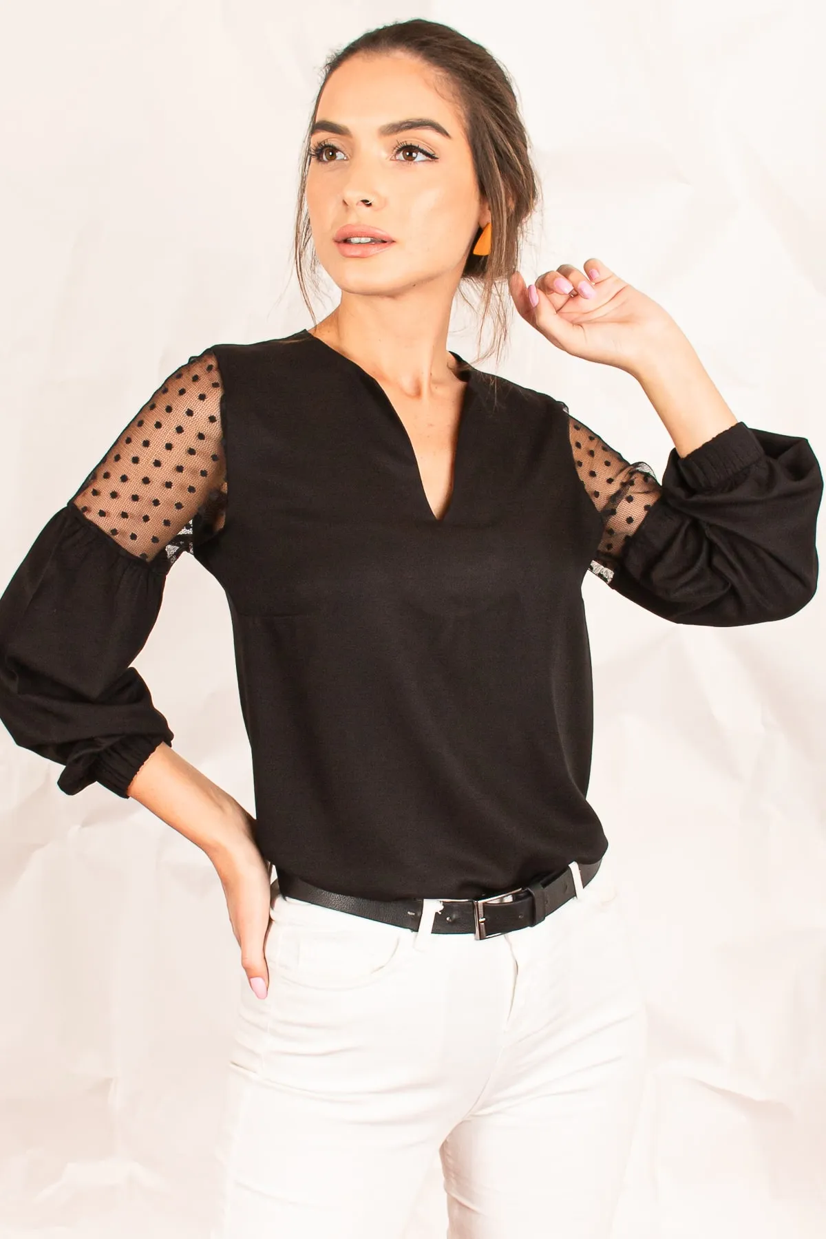 armonika  Schwarze Tüll-Ballonbluse für Damen mit V-Ausschnitt und Ärmeln ARM-20K001038