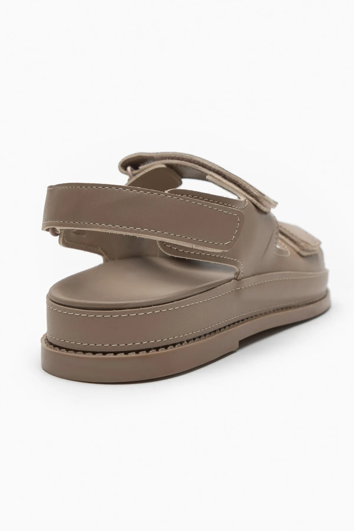 NİŞANTAŞI SHOES  Julia Dunkelbeige matte Damensandalen mit flacher Sohle und Klettverschluss