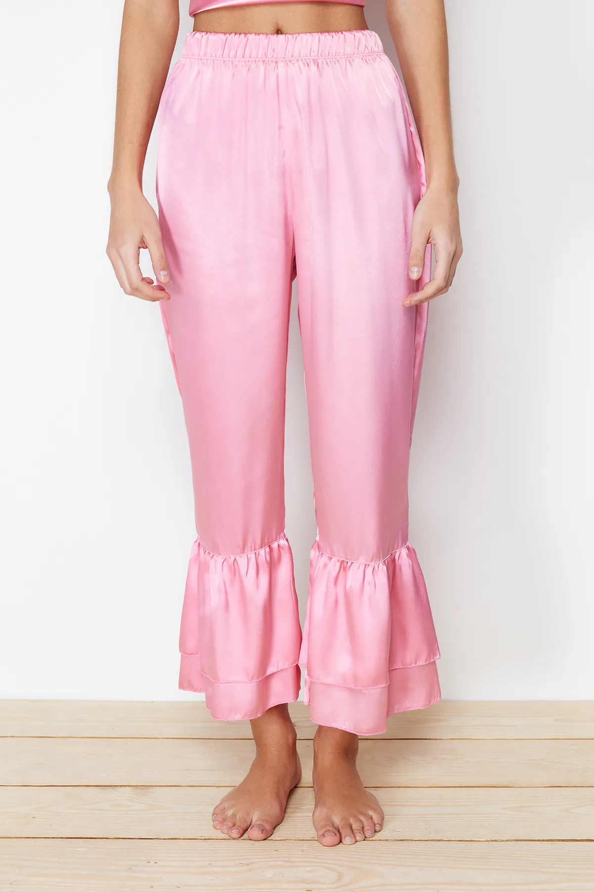 Trendyol Collection  Rosa Pyjama-Set aus Capri-Satin mit Schwungrad-Details und Seilriemen THMSS24PT00014