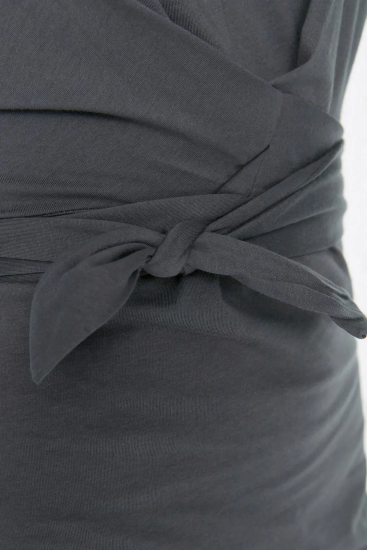 Trendyol Collection  Anthrazitfarbenes, tailliertes Midi-Bleistiftkleid aus 100 % Baumwolle mit Schlitz und Bindedetail TWOSS21EL0404