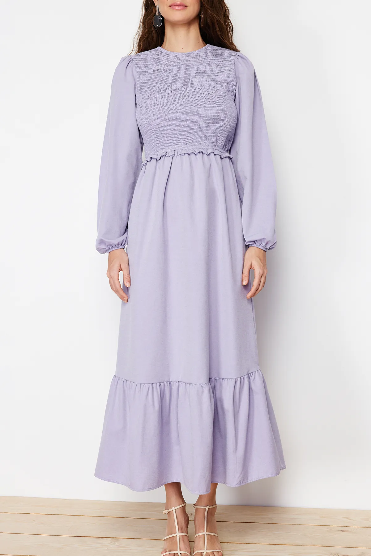 Trendyol Modest  Lilafarbenes, detailliertes Gipe-Webkleid mit Rundhalsausschnitt TCTAW22EB0109
