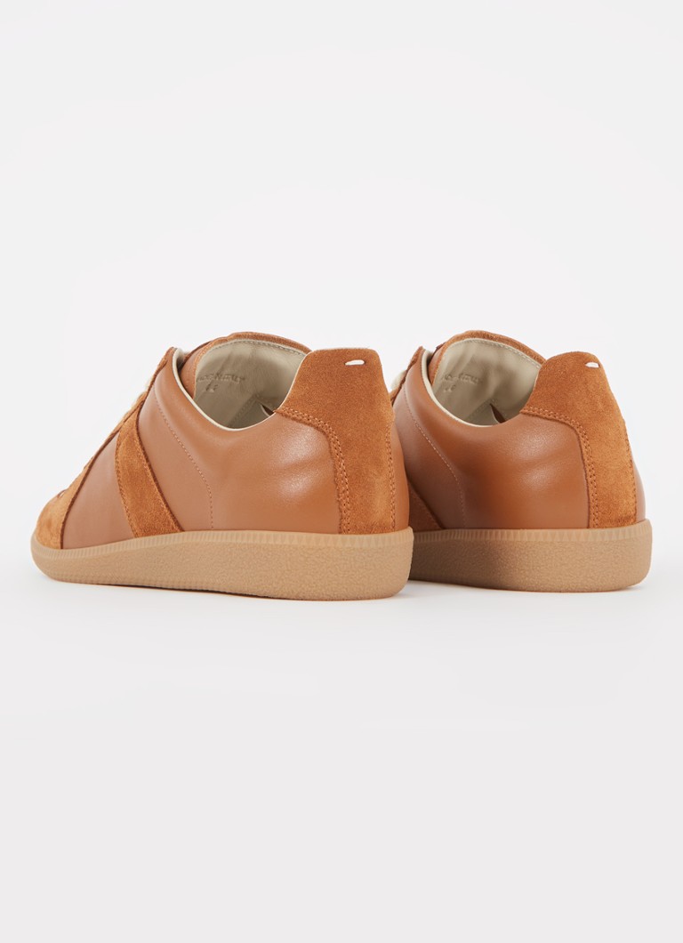 Replica delle sneakers Maison Margiela in pelle di agnello con dettagli in camoscio.