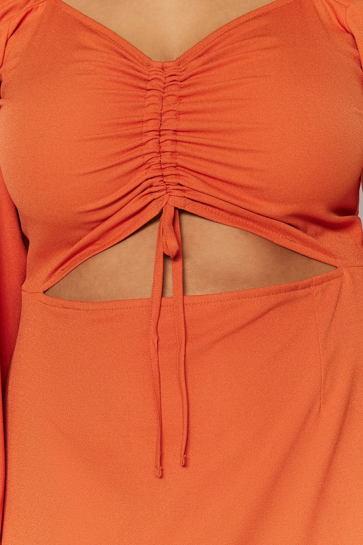 Trendyol Curve  Zimtfarbenes, gewebtes Kleid mit Cut-Out-Details TBBSS23AH00170