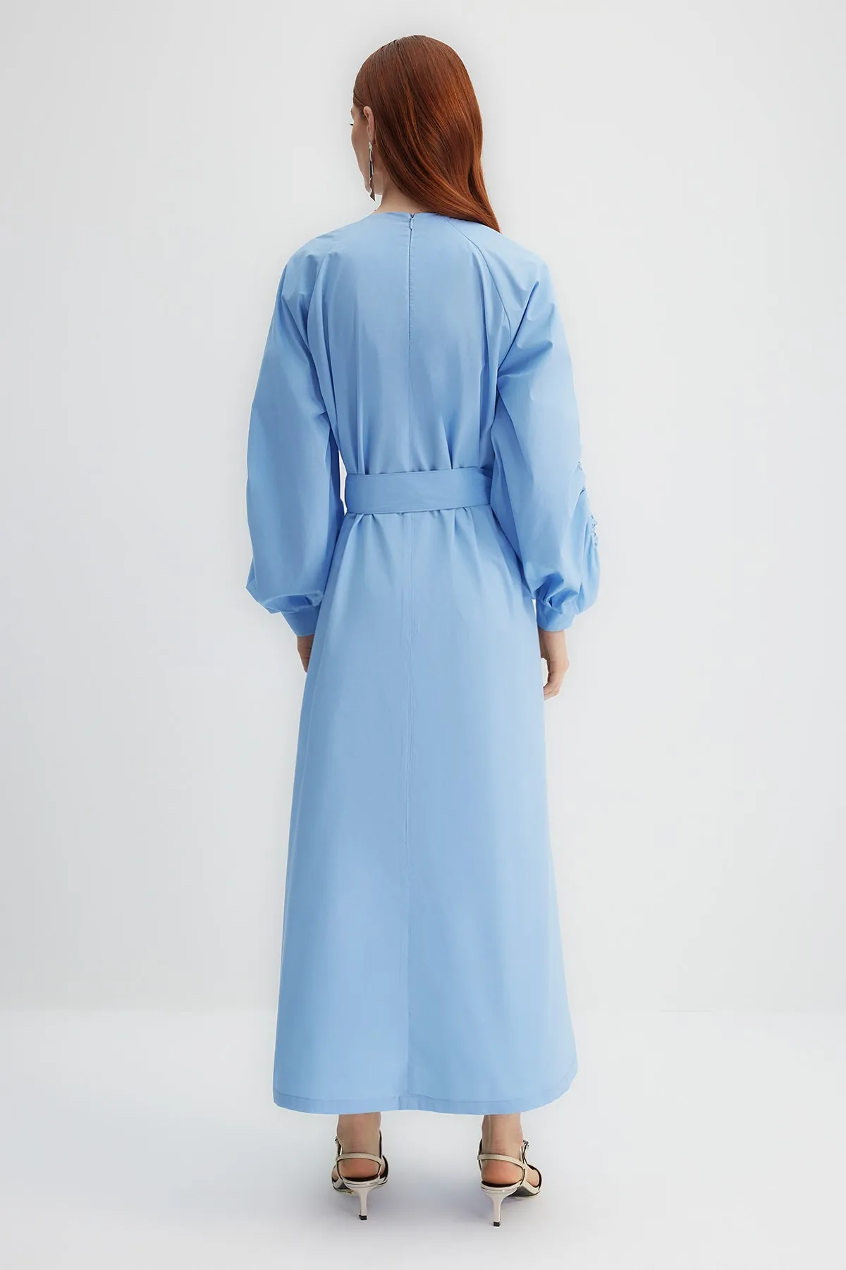 Trendyol Modest  X Kevser Sarıoglu Blaues gewebtes Kleid mit Gürtelkragen, Faltendetails an den Ärmeln und gerafften Ärmeln TCLSS23EB00010