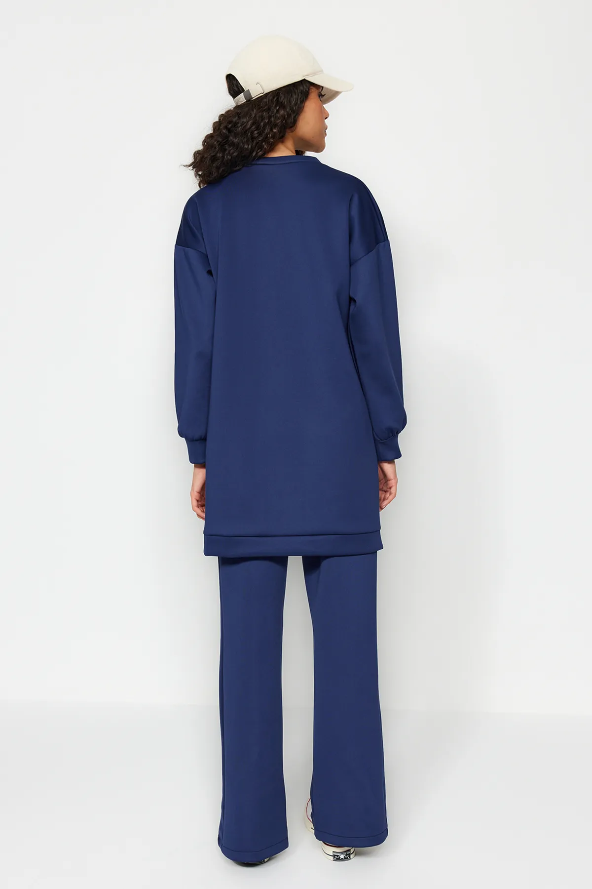 Trendyol Modest  Marineblaues Set aus Oberteil und Unterteil aus Scuba-Tunika und -Hose mit Schlitzdetail TCTAW23US00201