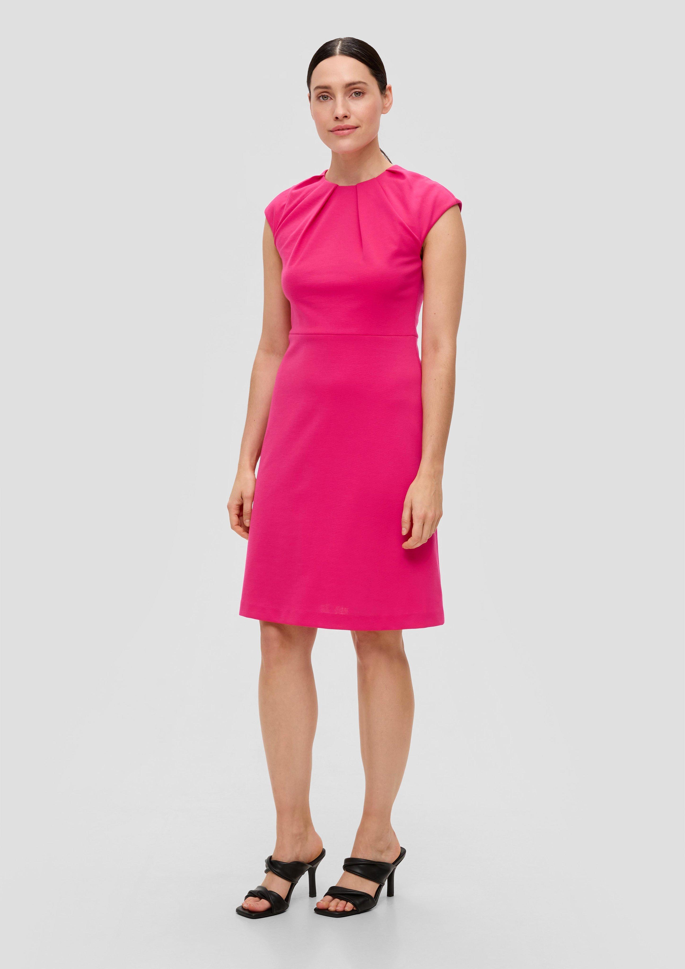 Kurzes Kleid mit plissiertem Rundhalsausschnitt  2143178-4554