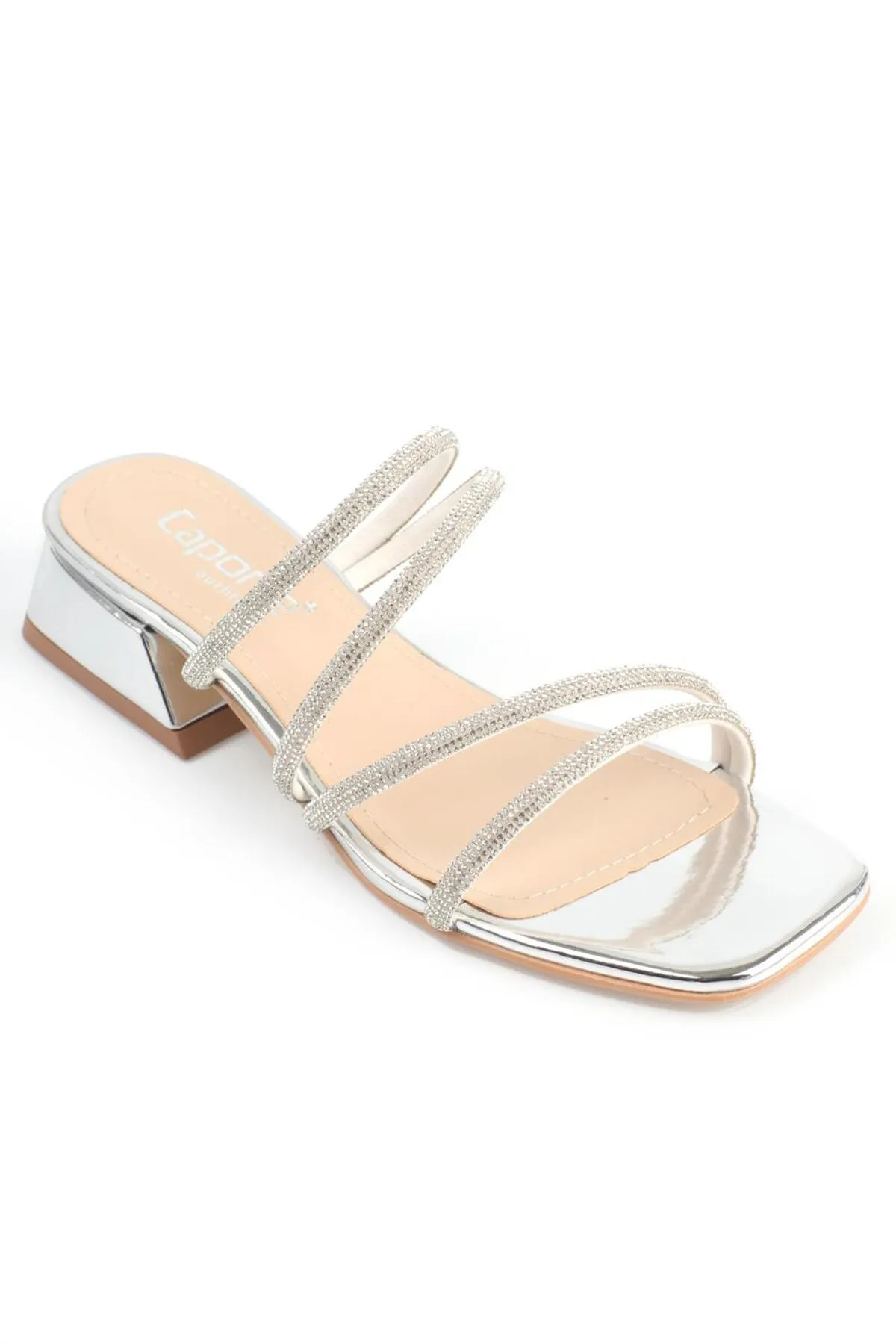 Capone Outfitters  Capone Blunt Toe Stone Banded Damen-Hausschuhe mit kurzem Absatz aus Spiegelstoff in Silber