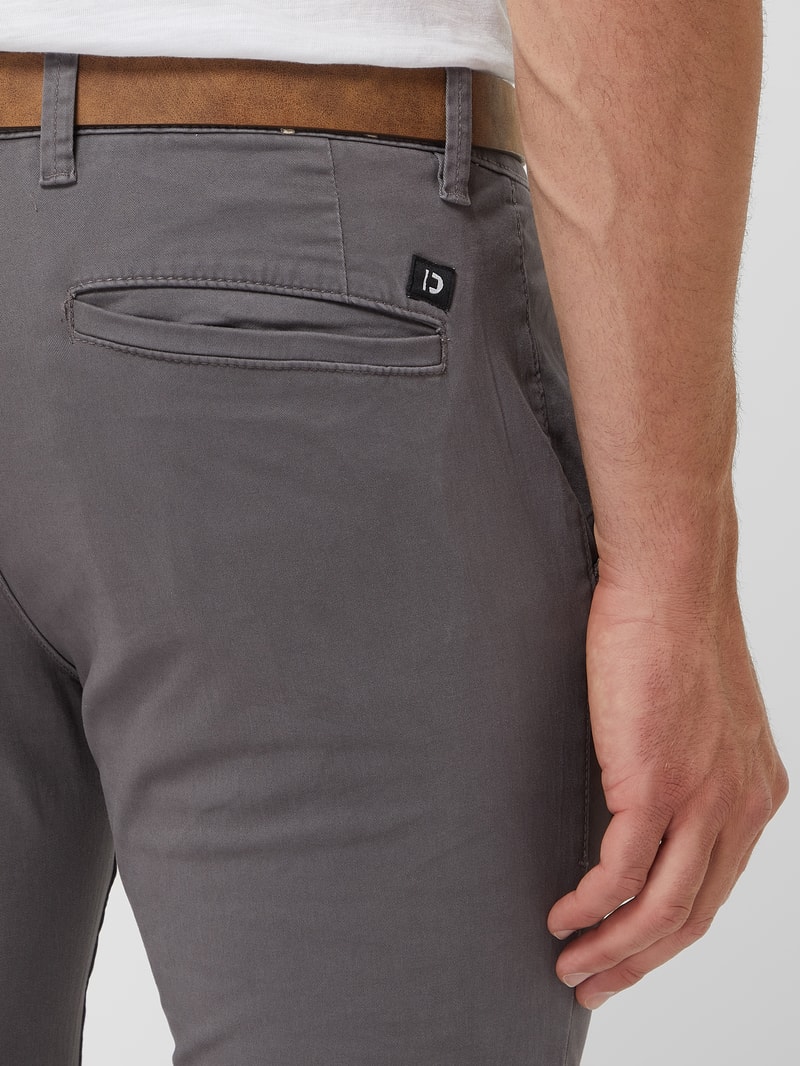 Slim Fit Chino mit Gürtel in mittelgrau
