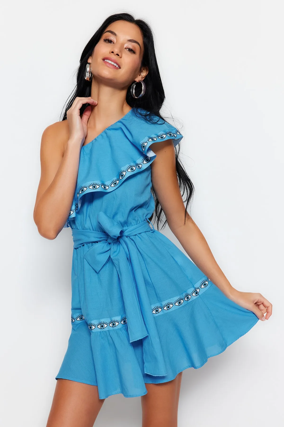 Trendyol Collection  Blaues, einschultriges Mini-Strandkleid aus 100 % Baumwolle mit gewebtem Band und Gürtel TBESS23EL00137
