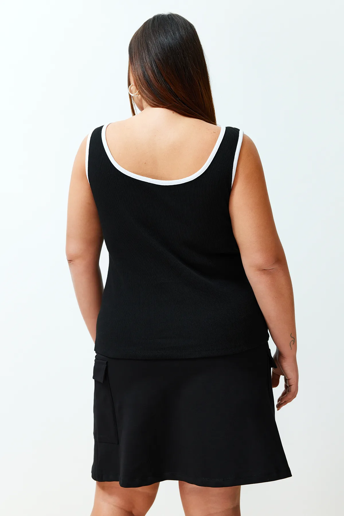 Trendyol Curve  Gestrickter Athlet mit schwarzen Kontrastpaspeln TBBSS24CV00001