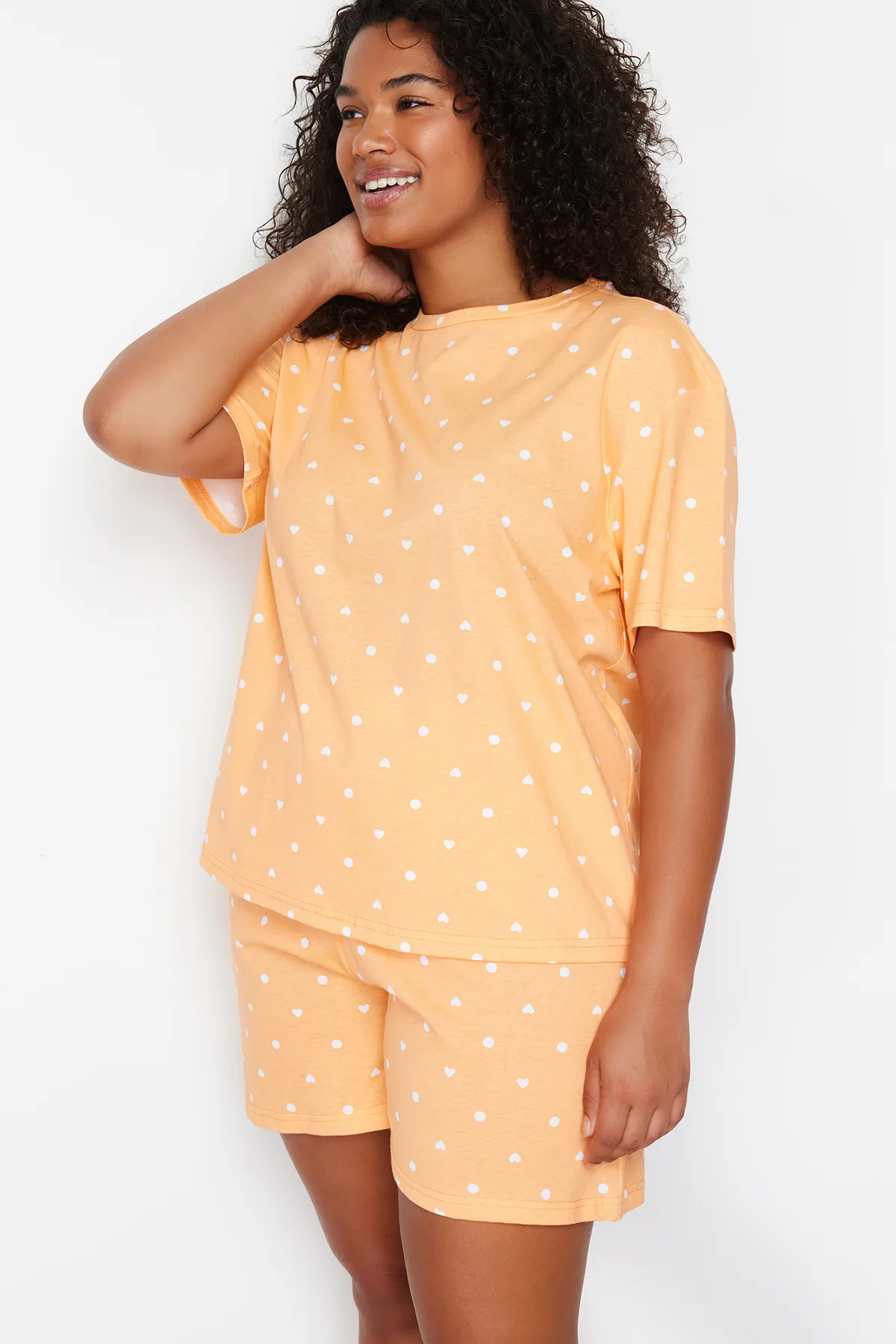 Trendyol Curve  Orangefarbenes Pyjama-Set aus Strick mit Herzmuster TBBSS24AI00025