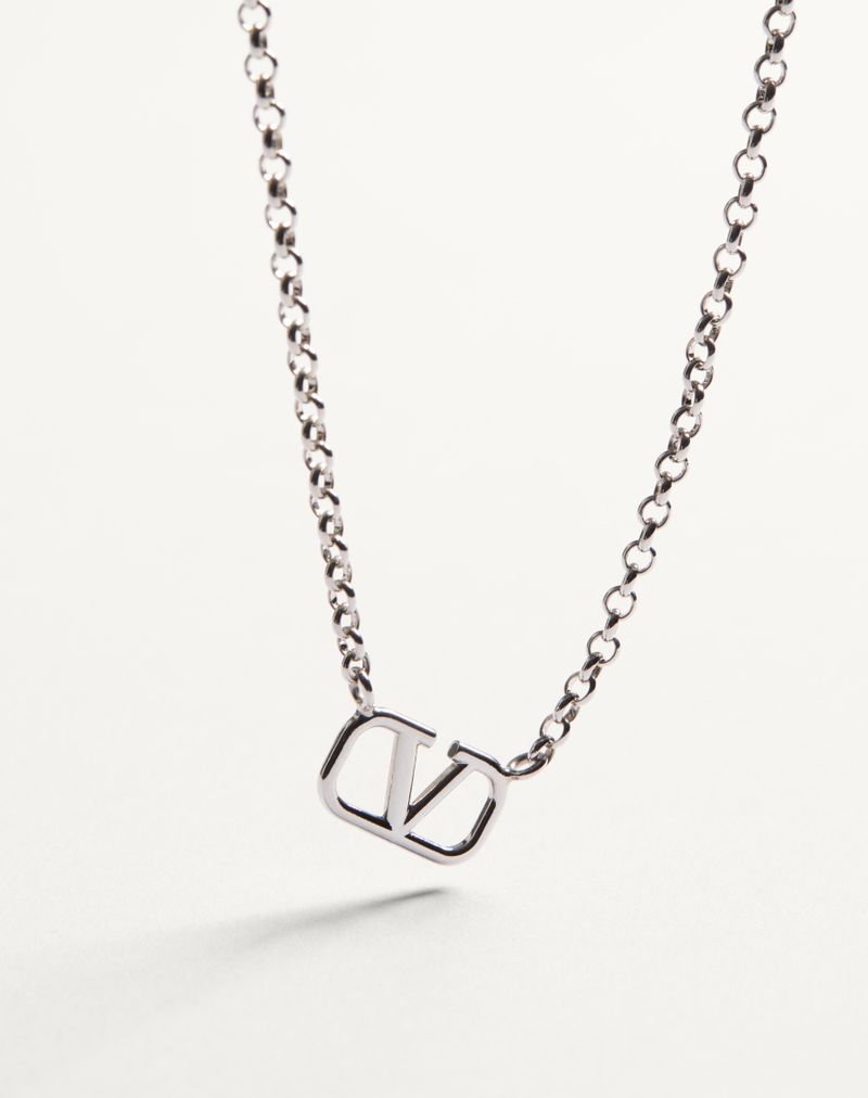 Colar de metal com assinatura VLogo