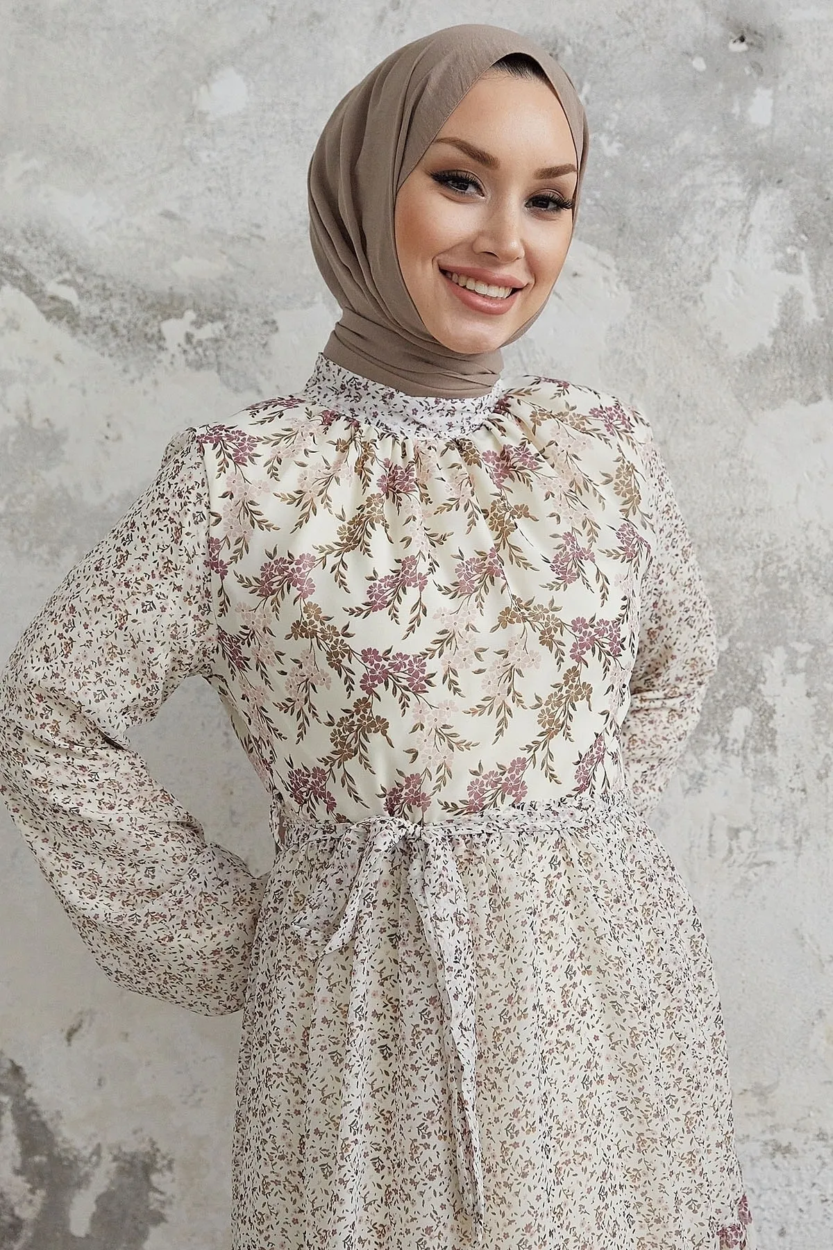 InStyle  Nessa Chiffonkleid mit Blumenmuster und Gürtel – Puder