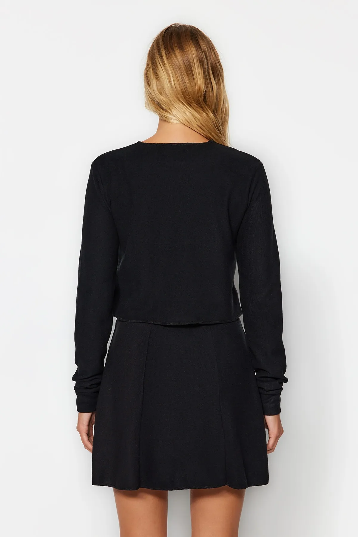 Trendyol Collection  Schwarze, schulterfreie, bauchfreie Strickbluse mit Rundhalsausschnitt und Selanik-/Strickwaren-Look TWOAW24BZ00168
