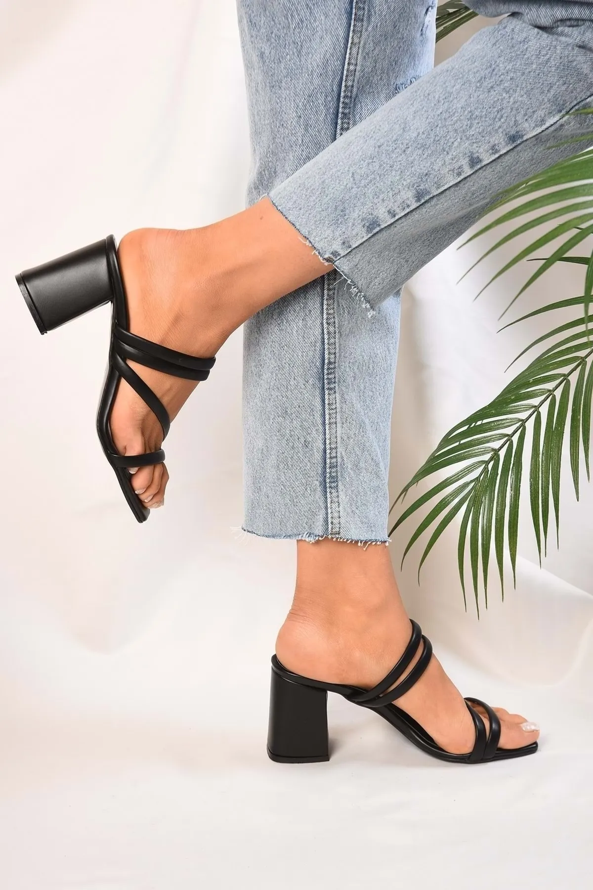 Shoeberry  Damen-Hausschuhe „Caramela Black Skin“ mit geripptem Band und Absatz