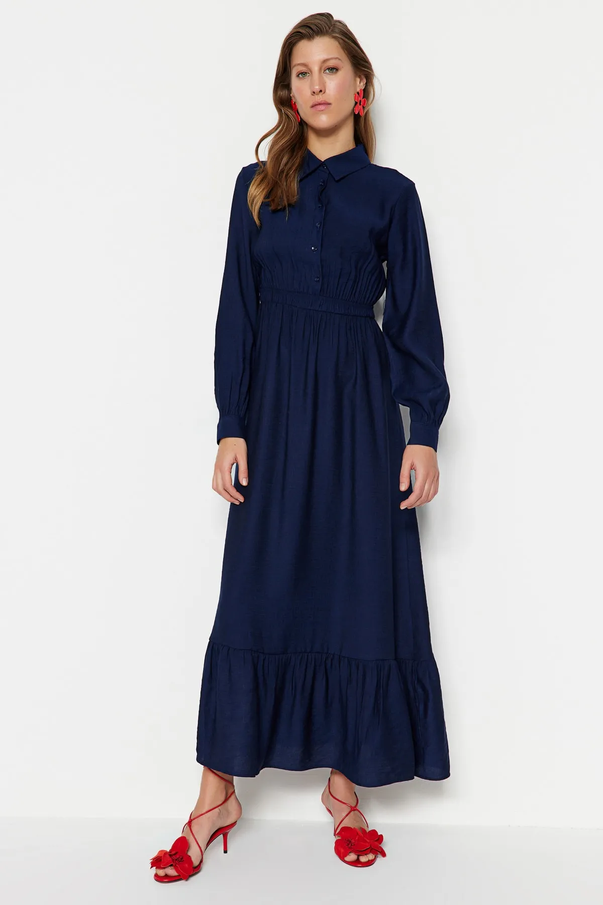 Trendyol Modest  Marineblaues gewebtes Kleid mit halber Knopfleiste und Raffung, TCTSS23EB00249