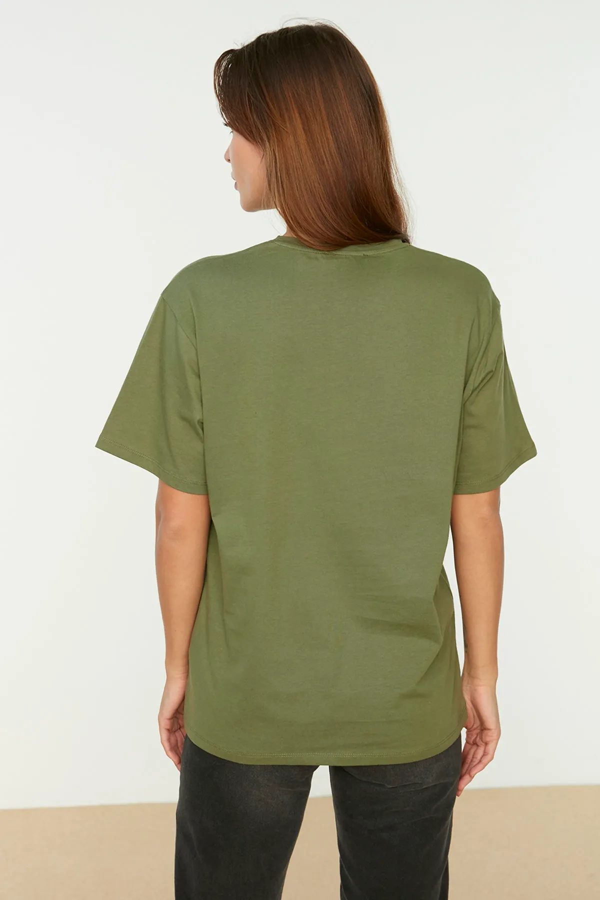 Trendyol Collection  Khakifarbenes T-Shirt mit Rundhalsausschnitt, 100 % Baumwolle, weite Passform - TWOSS20TS0134