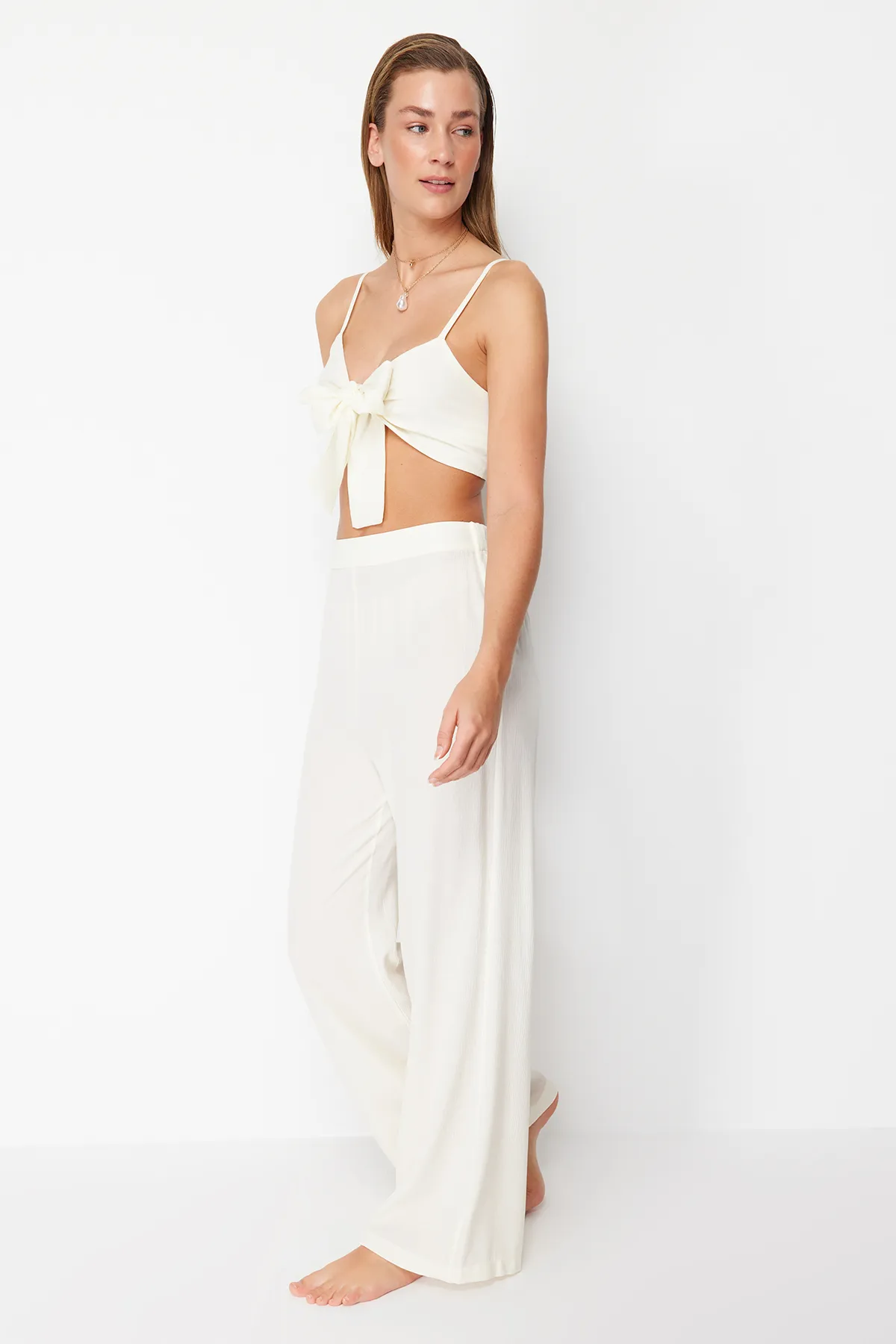 Trendyol Collection  Ecru gewebtes Set mit gebundener Bluse und Hose TBESS22AU0108