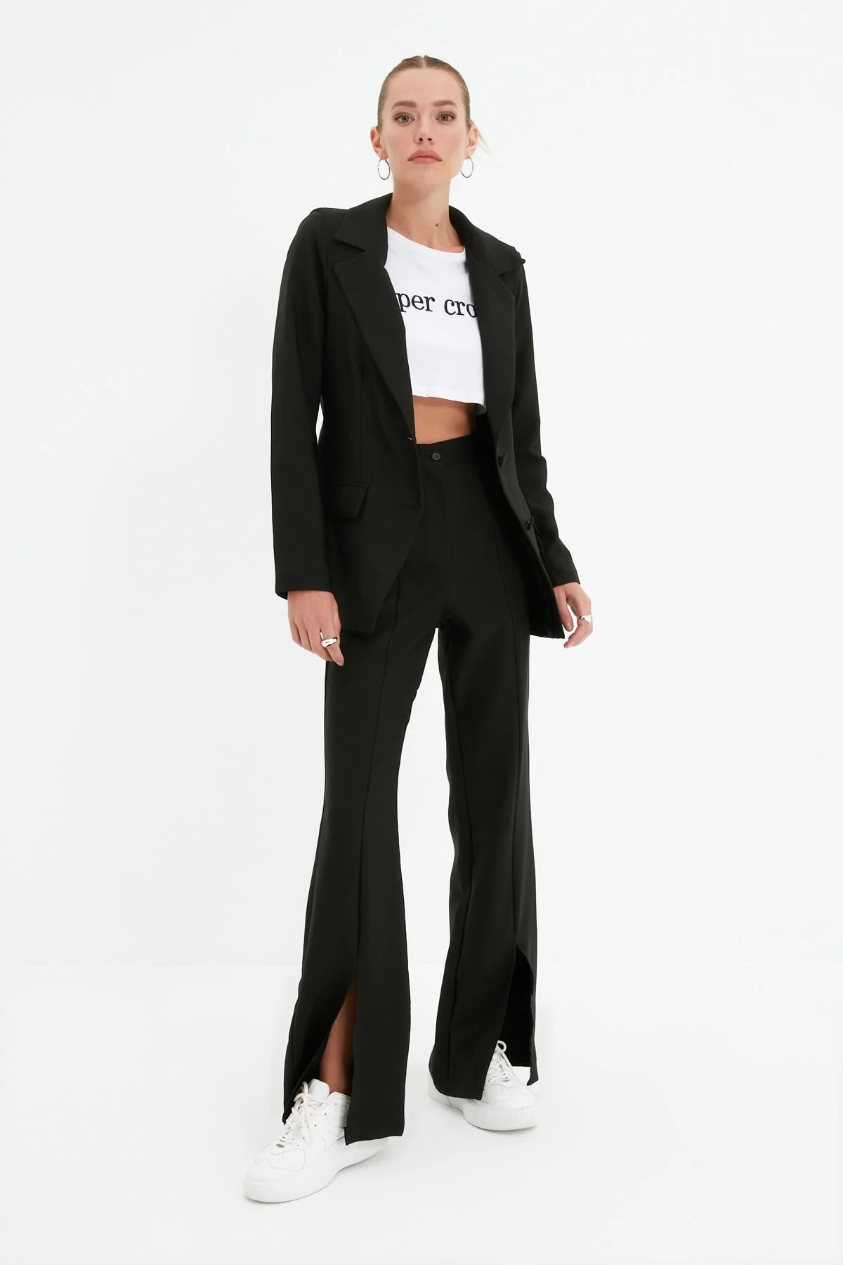 Trendyol Collection  Schwarze, gewebte Hose mit ausgestelltem Bein, Schlitz und detailliertem Schnitt TWOAW22PL0046
