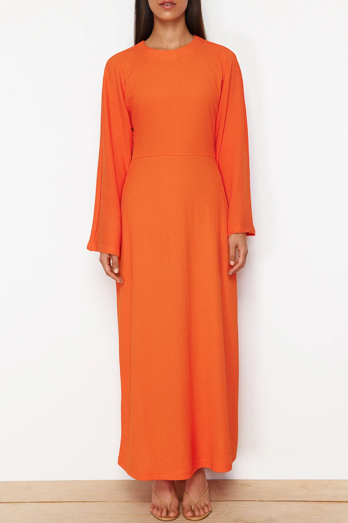 Trendyol Modest  Orangefarbenes Strickkleid mit spanischen Ärmeln TCTSS23EB00210