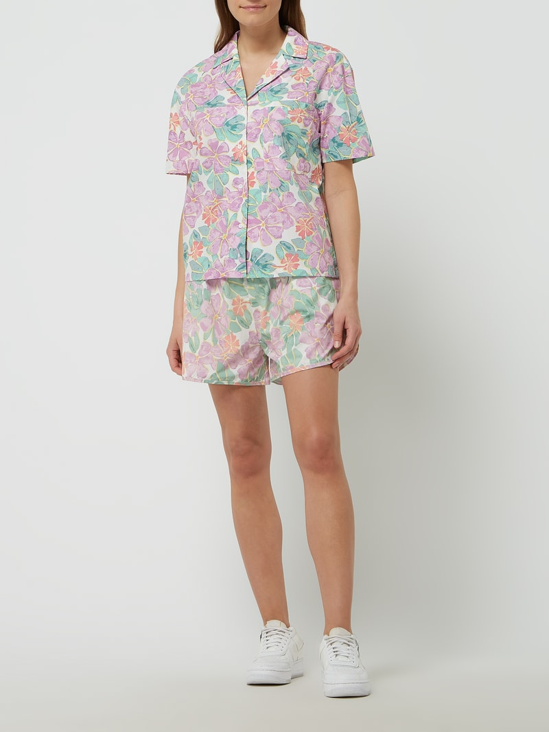 Shorts mit floralem Muster in purple