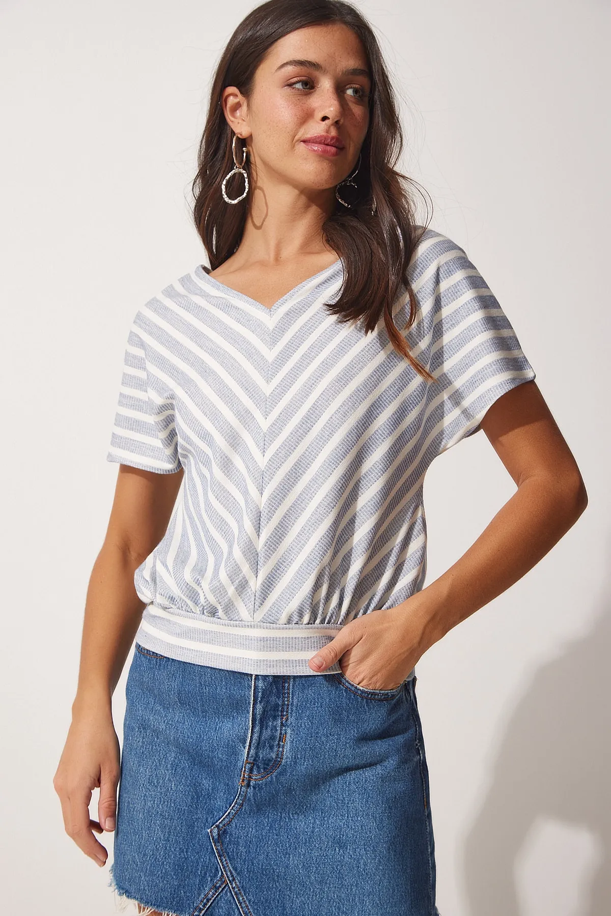 Happiness İstanbul  Hellblau-weiß gestreifte Strickbluse mit V-Ausschnitt für Damen WF00026