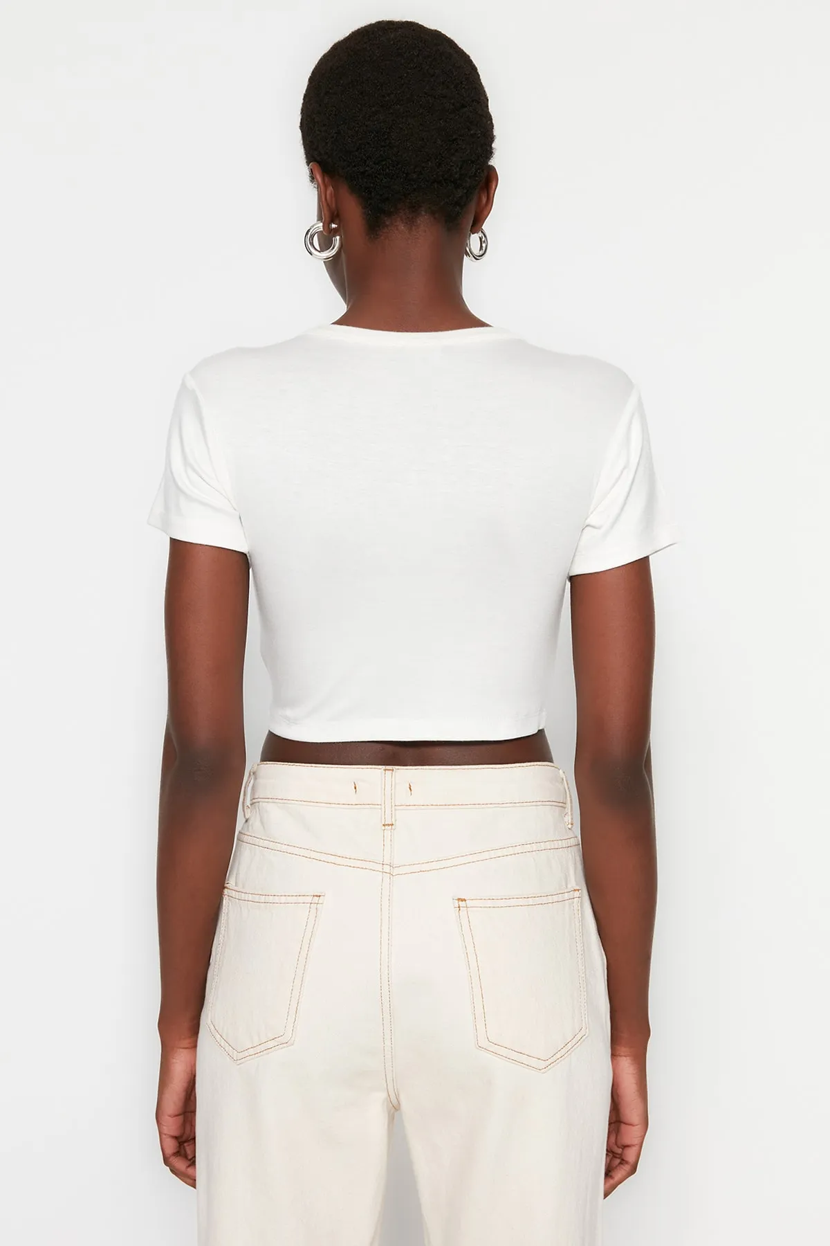 Trendyol Collection  Premium Ecru-Ecru Braun gestreifte 2er-Pack Viskose-Crop-Stretch-Strickbluse TWOSS23BZ00194