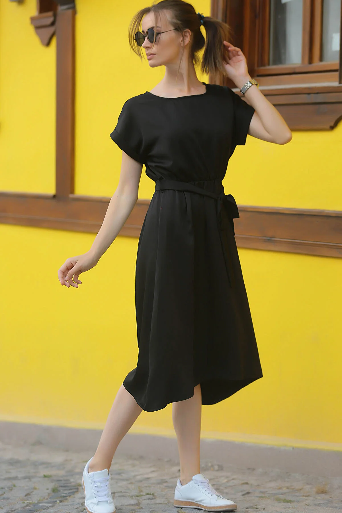 armonika  Schwarzes Damenkleid mit elastischem Bund und Bindegürtel ARM-18Y001133