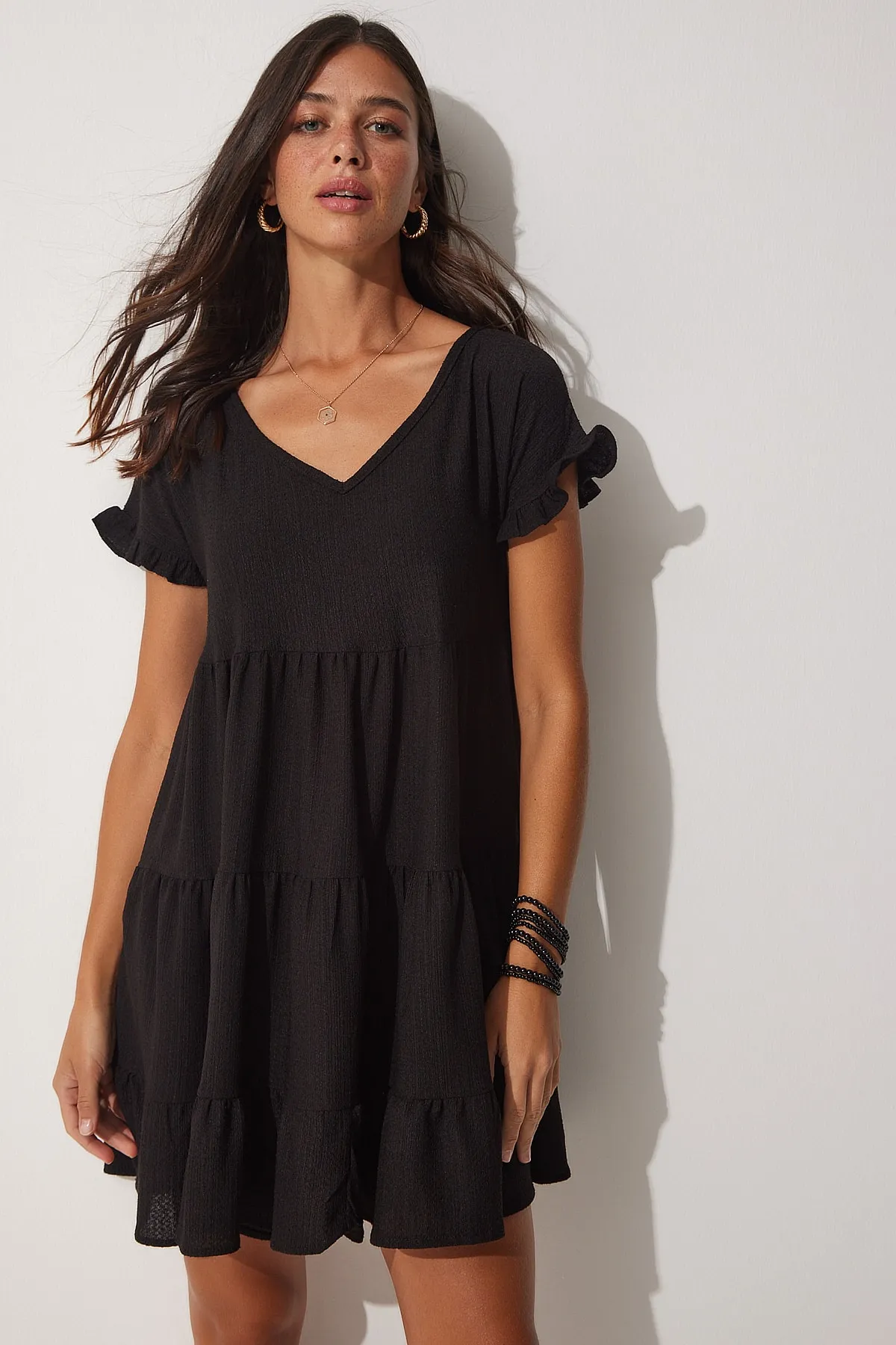 Happiness İstanbul  Schwarzes, ausgestelltes Sommer-Strickkleid mit V-Ausschnitt und Volants für Damen DZ00079